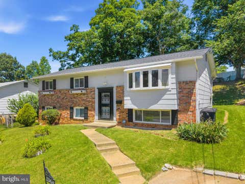 Photo of 1504 Birchwood Drive, OXON HILL, MD 20745 (MLS # MDPG2206364)