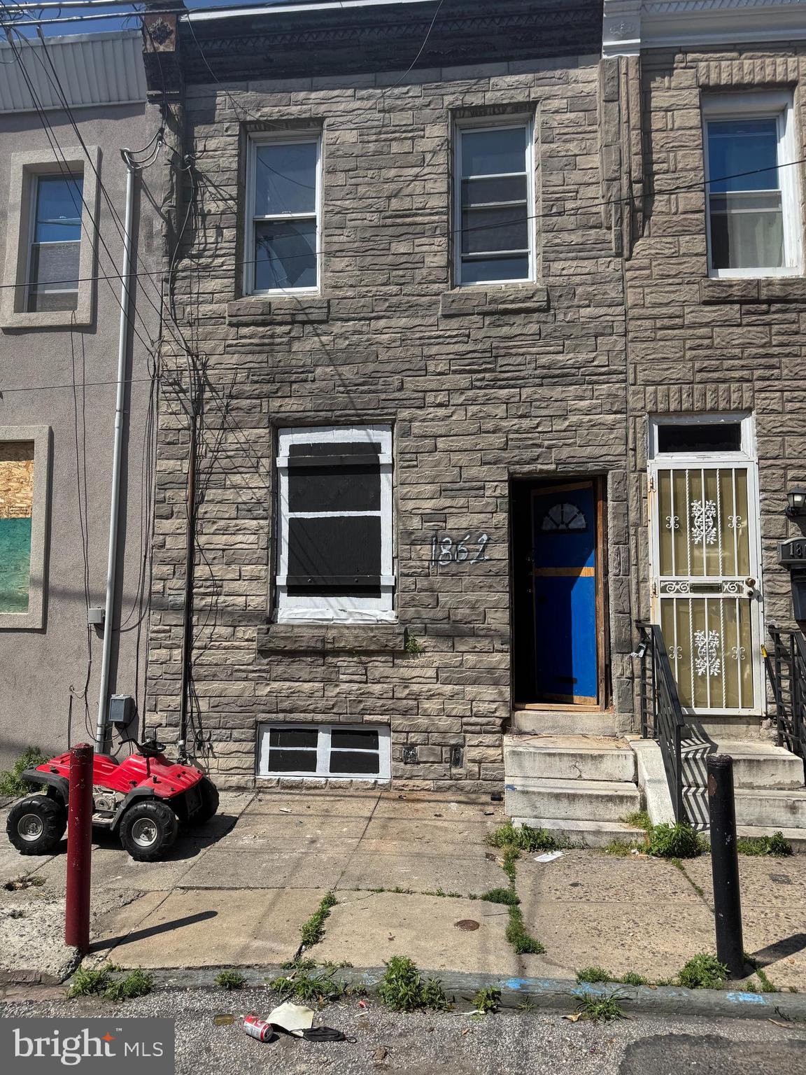 INVESTOR ALERT IN KENSINGTON!!! Cleaned out and ready for rehab. Property to be sold as is. Deposit of $2500. Seller requests use of his Title Company.