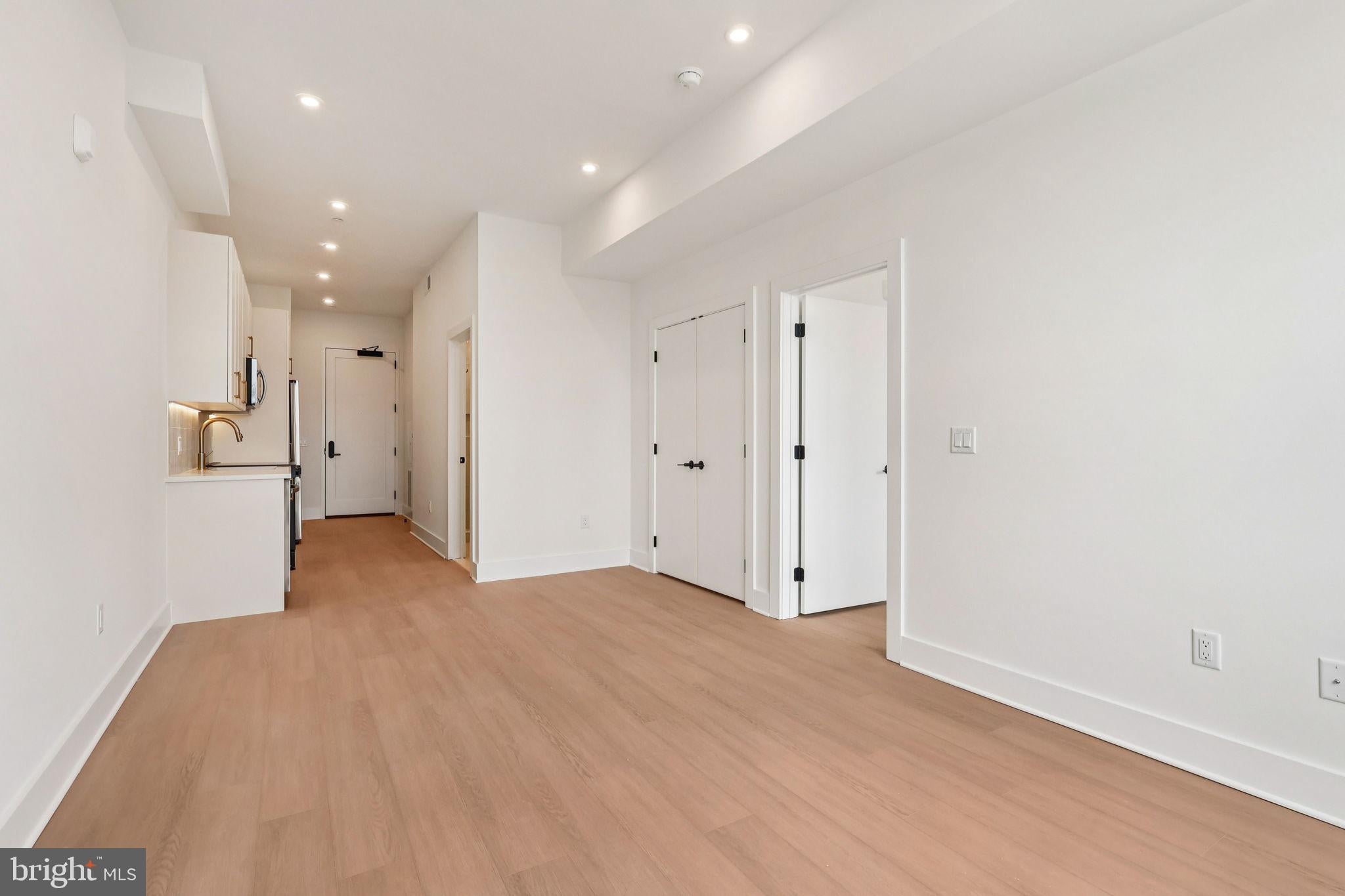 20 W ALLENS LANE 30 207