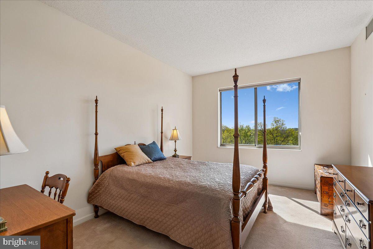 LANSDOWNE WOODS - Residential