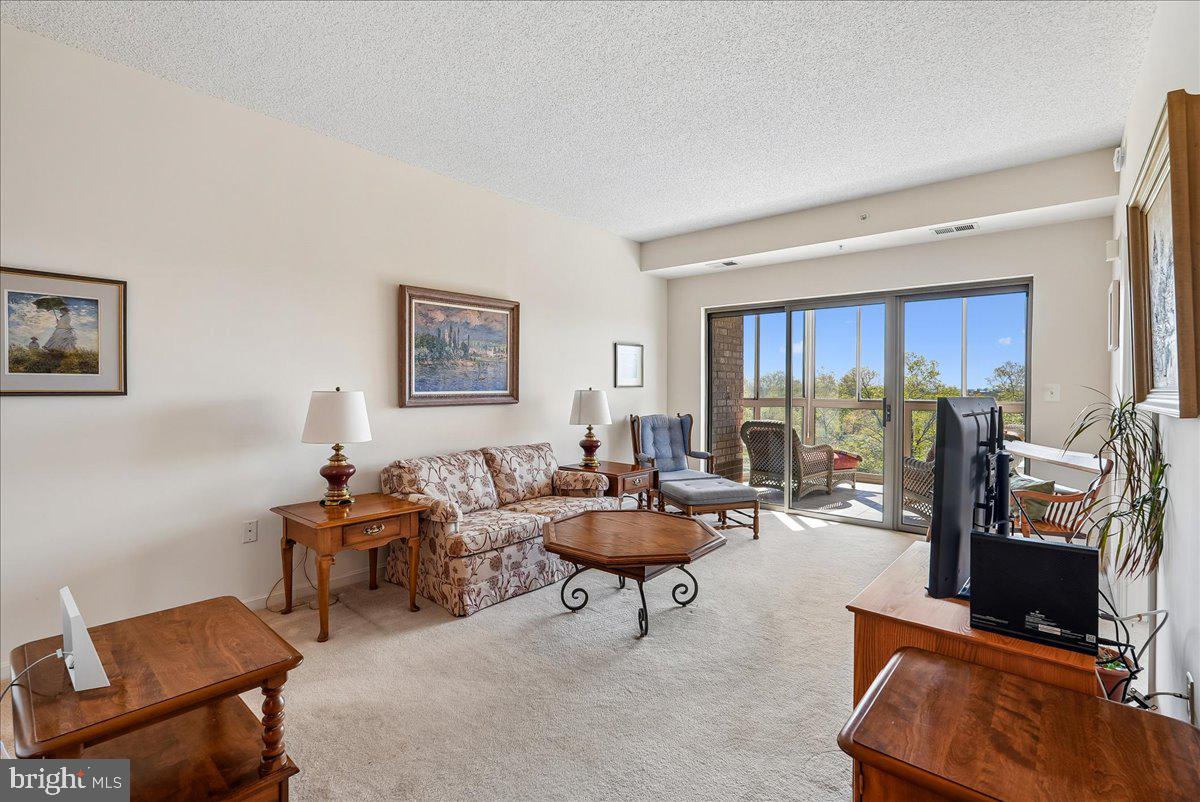 LANSDOWNE WOODS - Residential