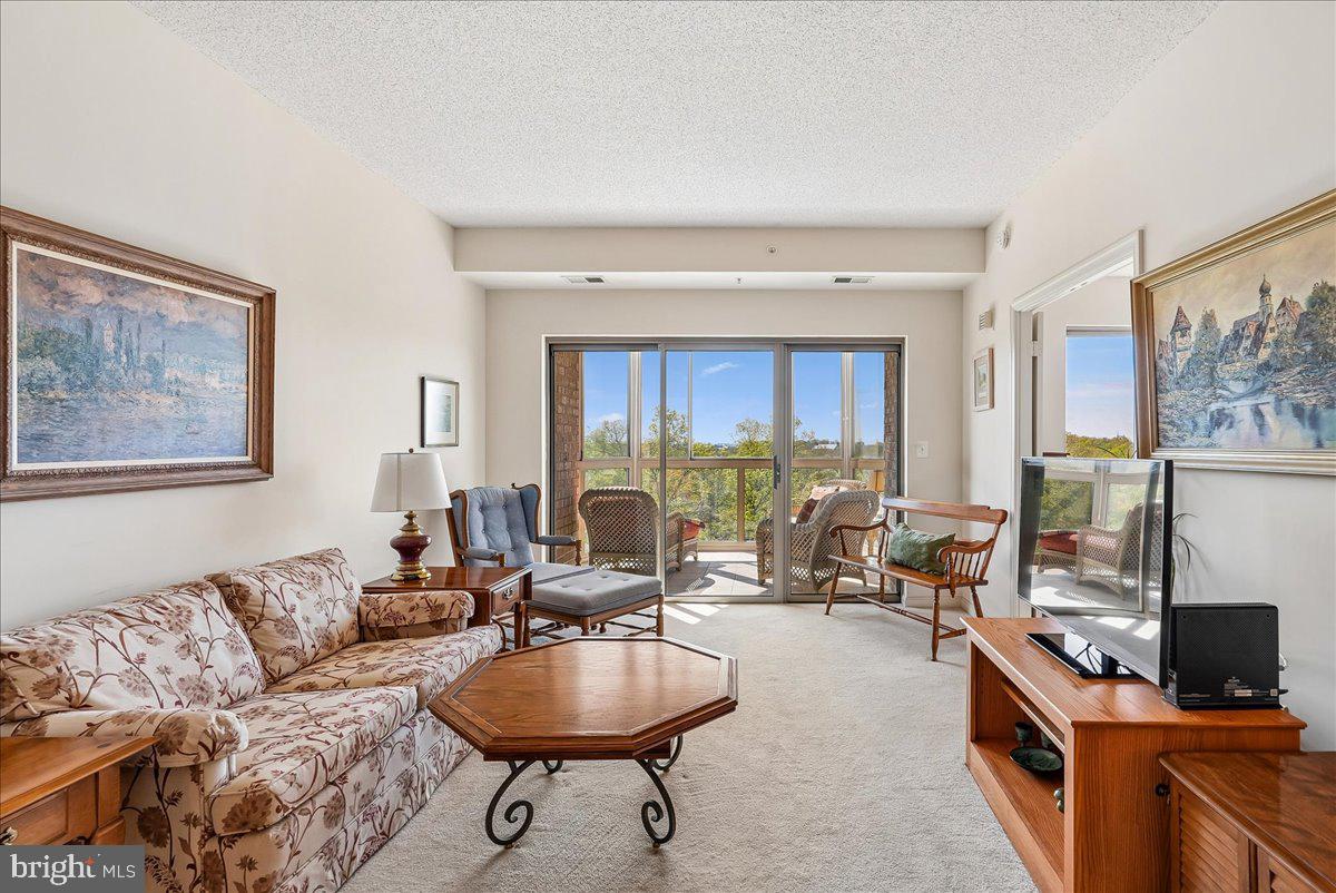 LANSDOWNE WOODS - Residential