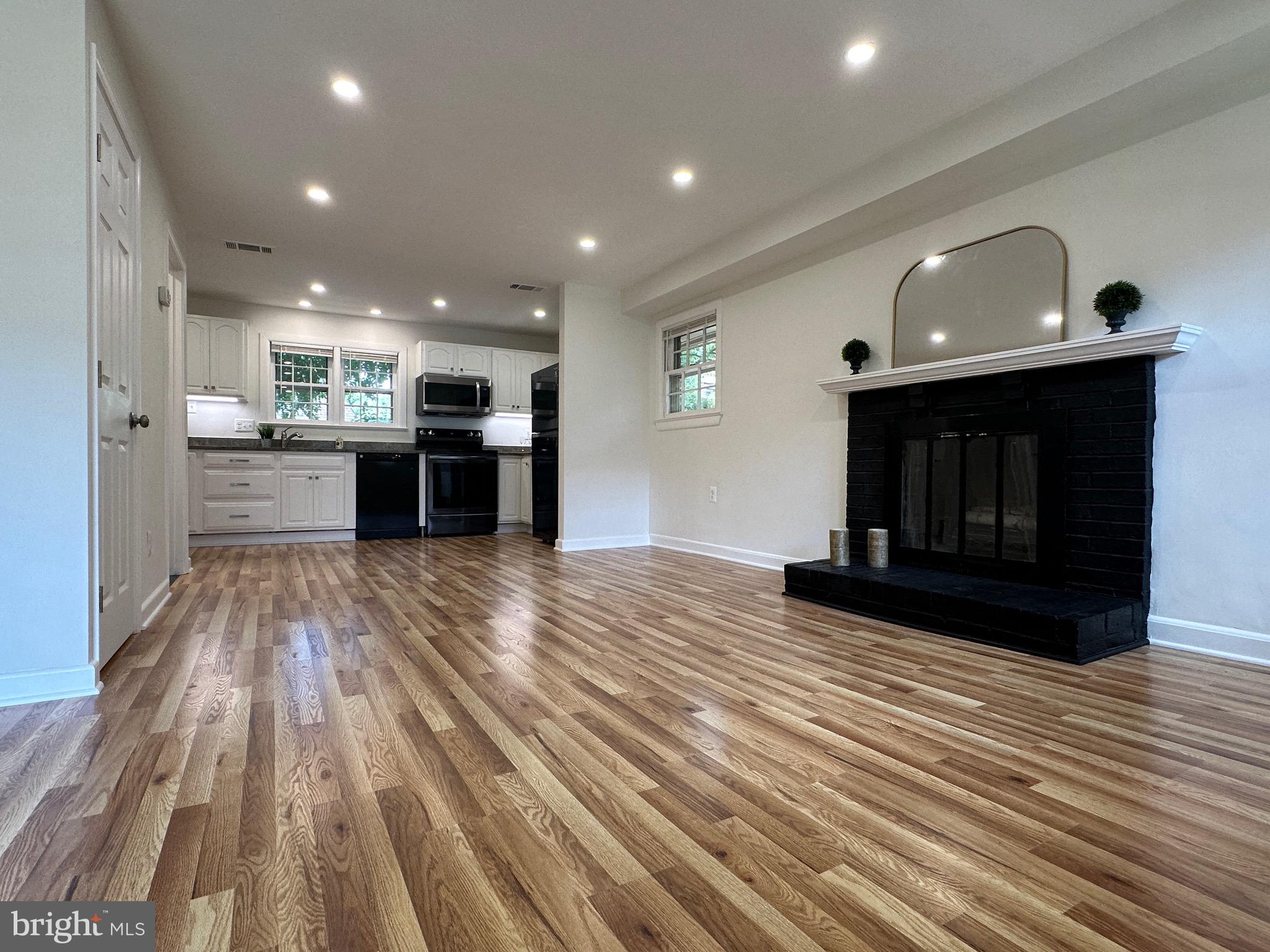 411 HAMPTON COURT 147