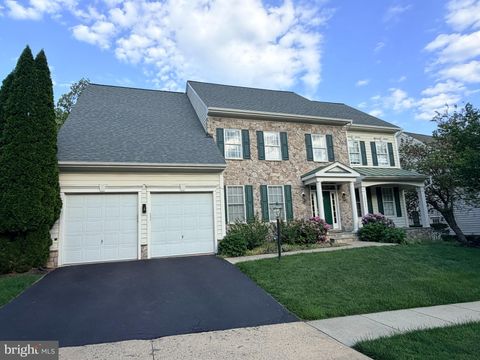 Photo of 19044 Kipheart Drive, LEESBURG, VA 20176 (MLS # VALO2117348)