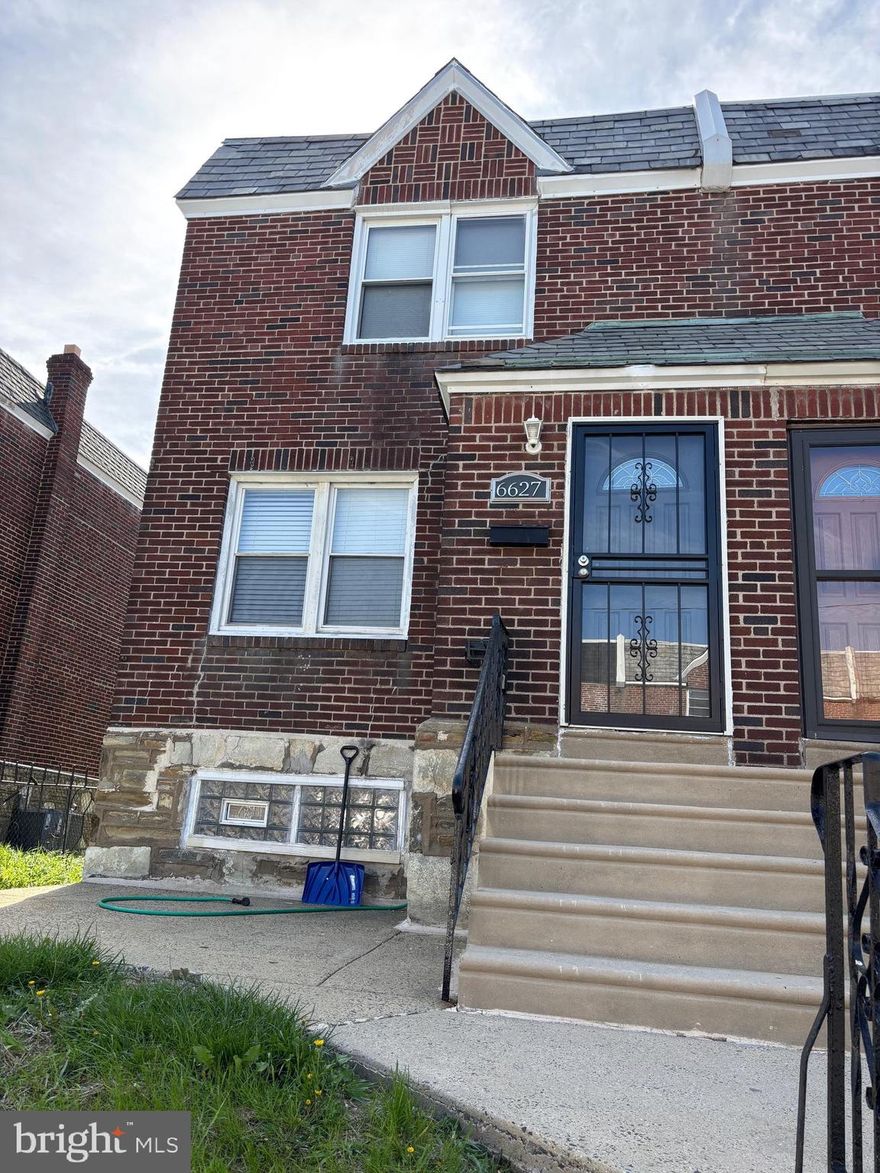 Welcome to this cozy  3 bedroom end unit townhouse in Northeast Philly.  
This beautifully newly renovated home with a Modern kitchen, vinyl flooring, Half a bath in the basement, a large garage, central air and a fenced-up large side yard.  it features white cabinets, granite countertops, stainless steel appliances.   Three decent bedroom and a full bathroom on the second floor.   
 Super convenient location close to school and several shopping centers, such as Mayfair and Castor! Come and see, it will not last long!