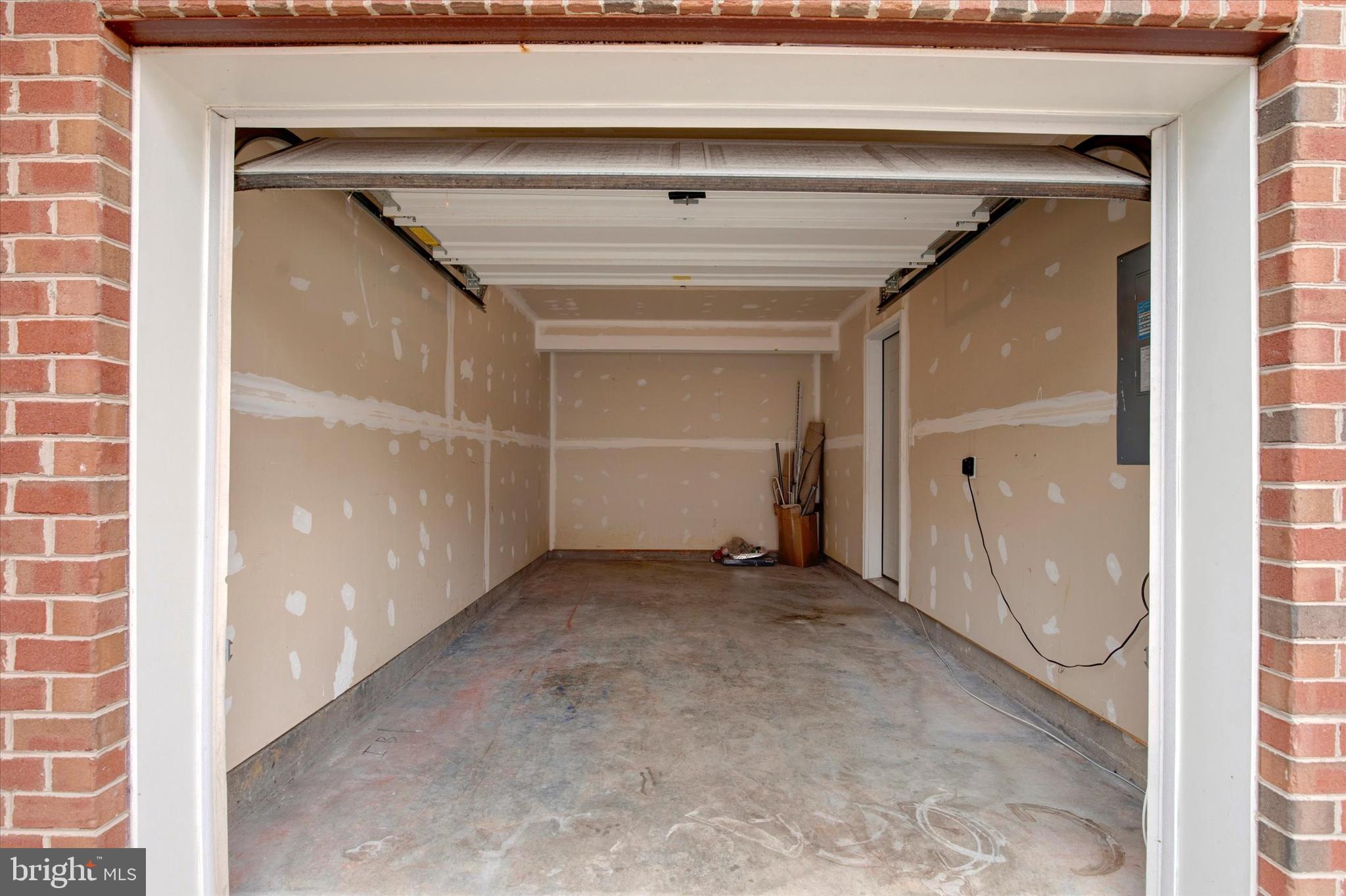 HOLLY WOODS - Residential Lease