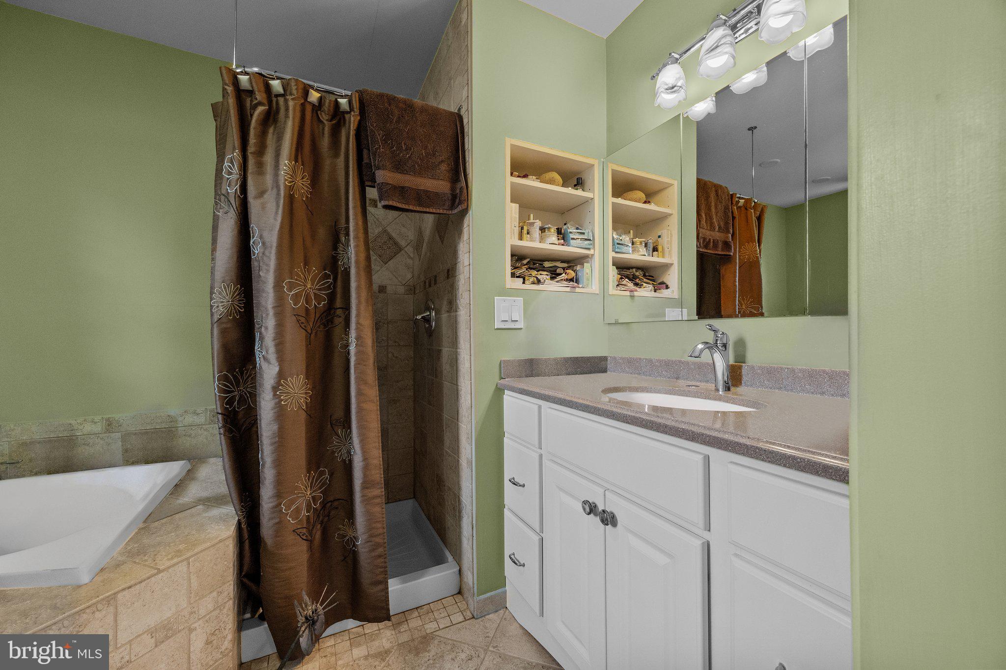 DELAVUE MANOR - Residential