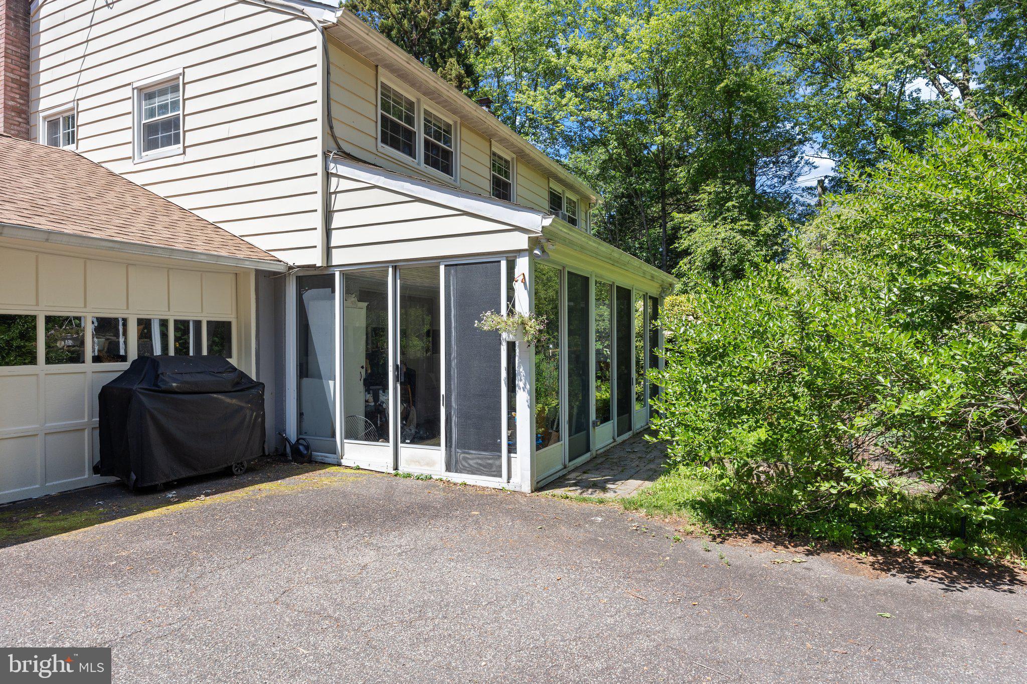 DELAVUE MANOR - Residential