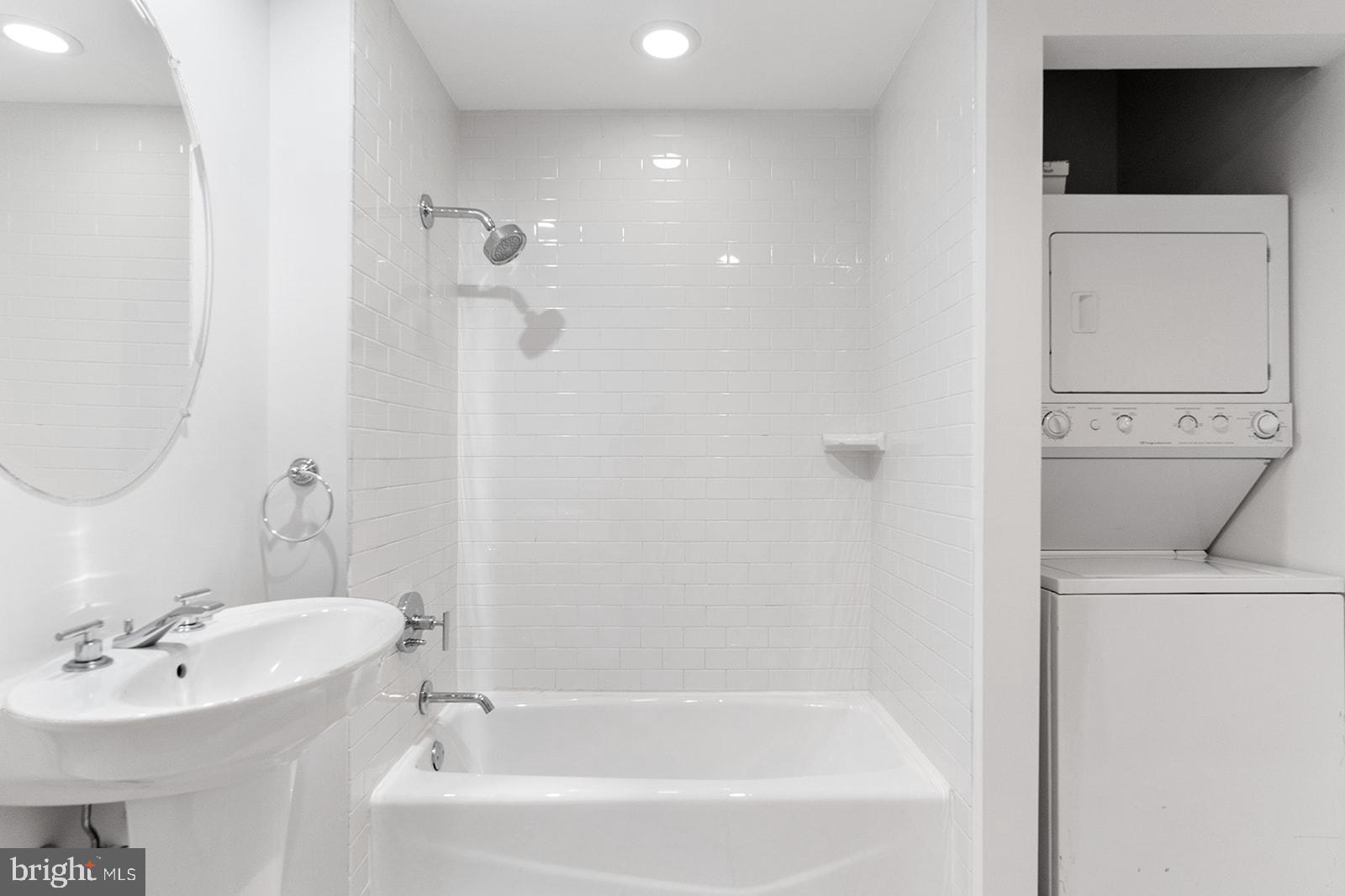 AVENUE OF THE ARTS - Residential