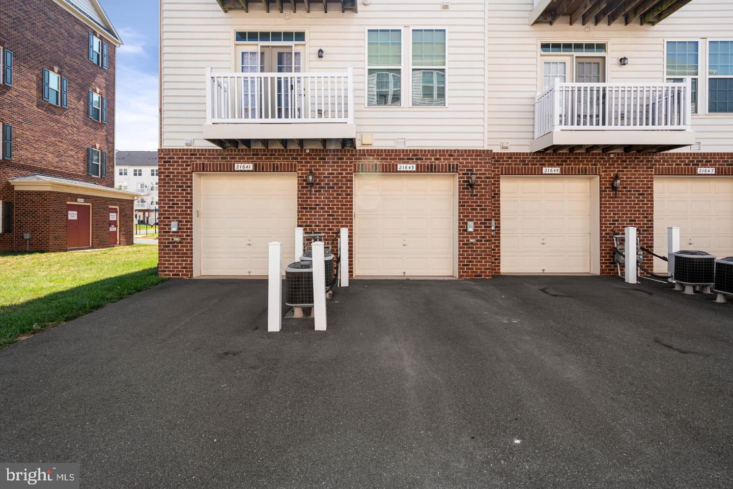 ASHBURN KNOLLS - Residential