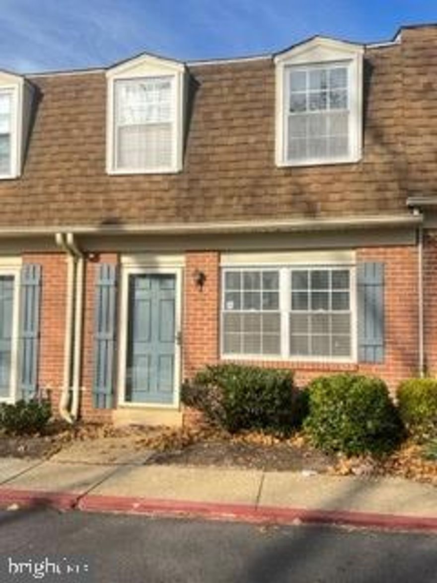 NO PETS NO SMOKING !!
Very nice town house within walking distance of Naval Academy, West Annapolis and downtown. Cozy patio.
Off street parking.   Wont last long .Rent Includes water/sewer fee and condo fee. Washer Dryer in unit.