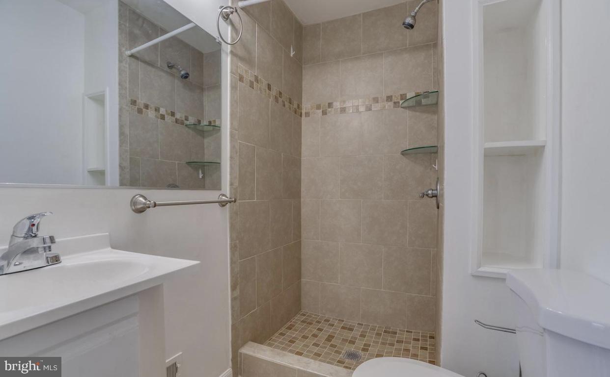 GLENBROOKE WOODS - Residential Lease