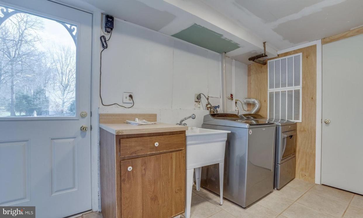 GLENBROOKE WOODS - Residential Lease