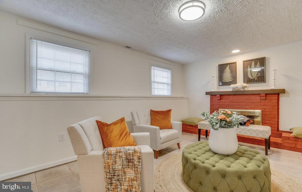 GLENBROOKE WOODS - Residential Lease