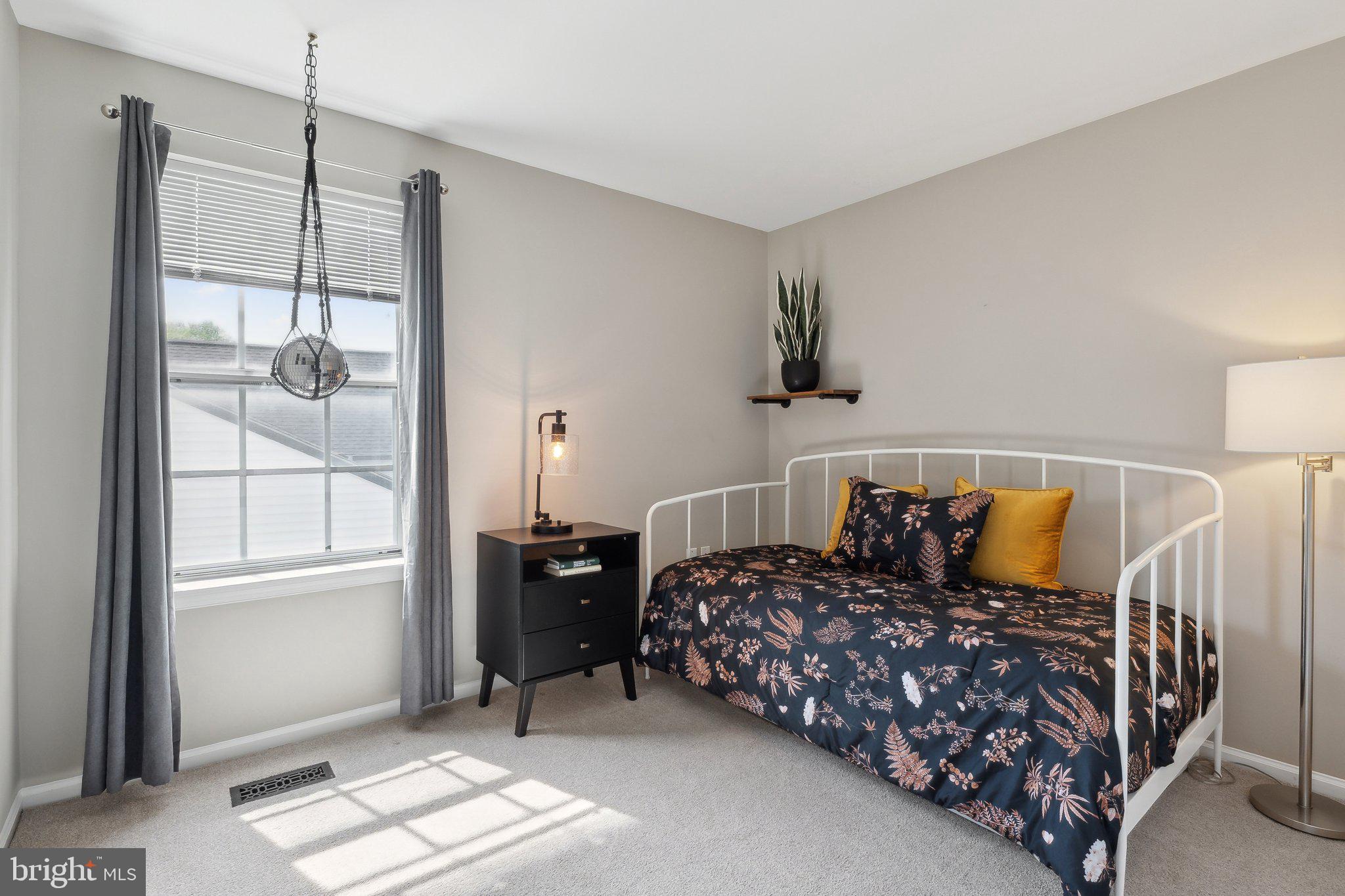 COLLEGE MANOR - Residential