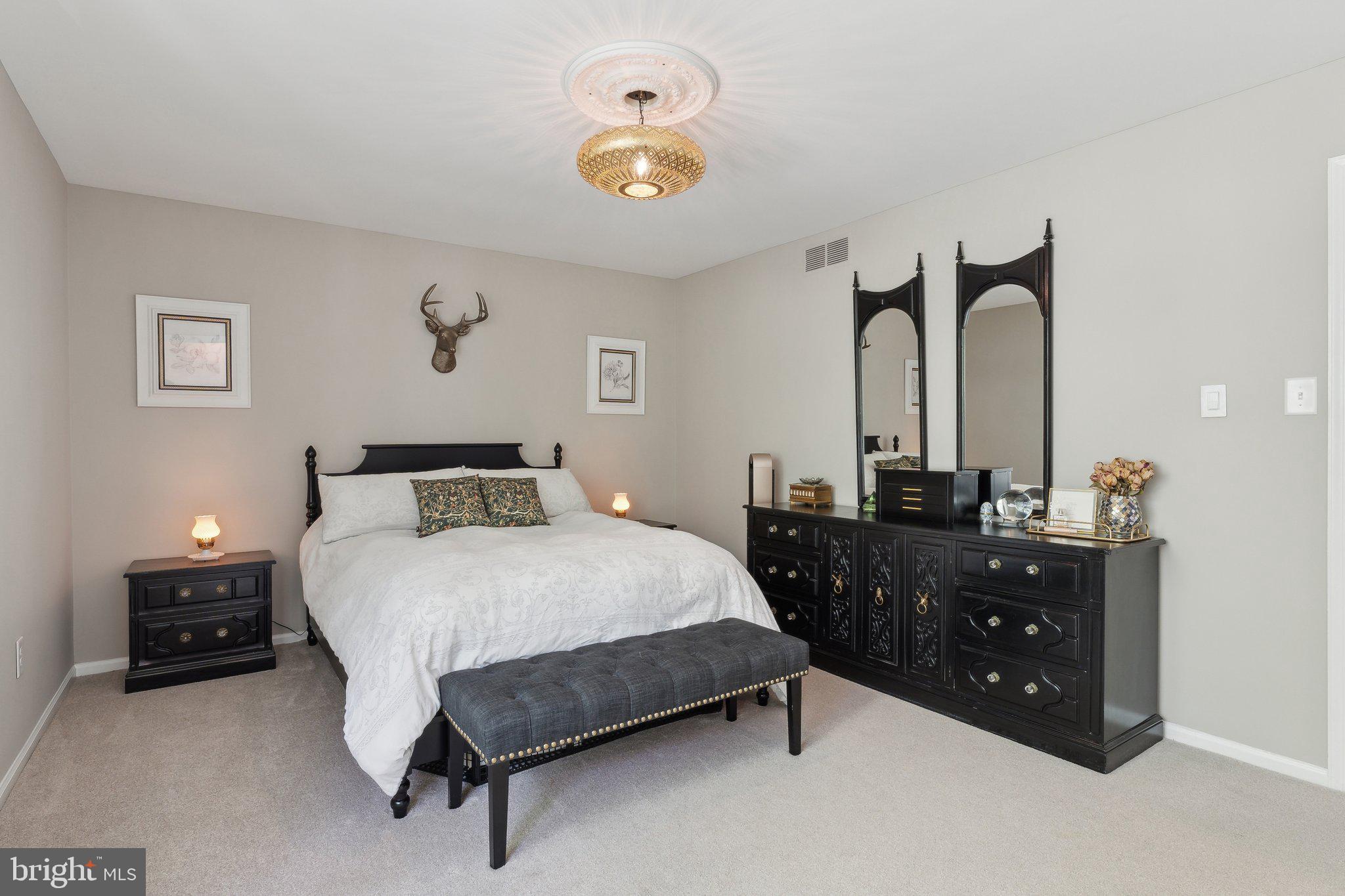 COLLEGE MANOR - Residential