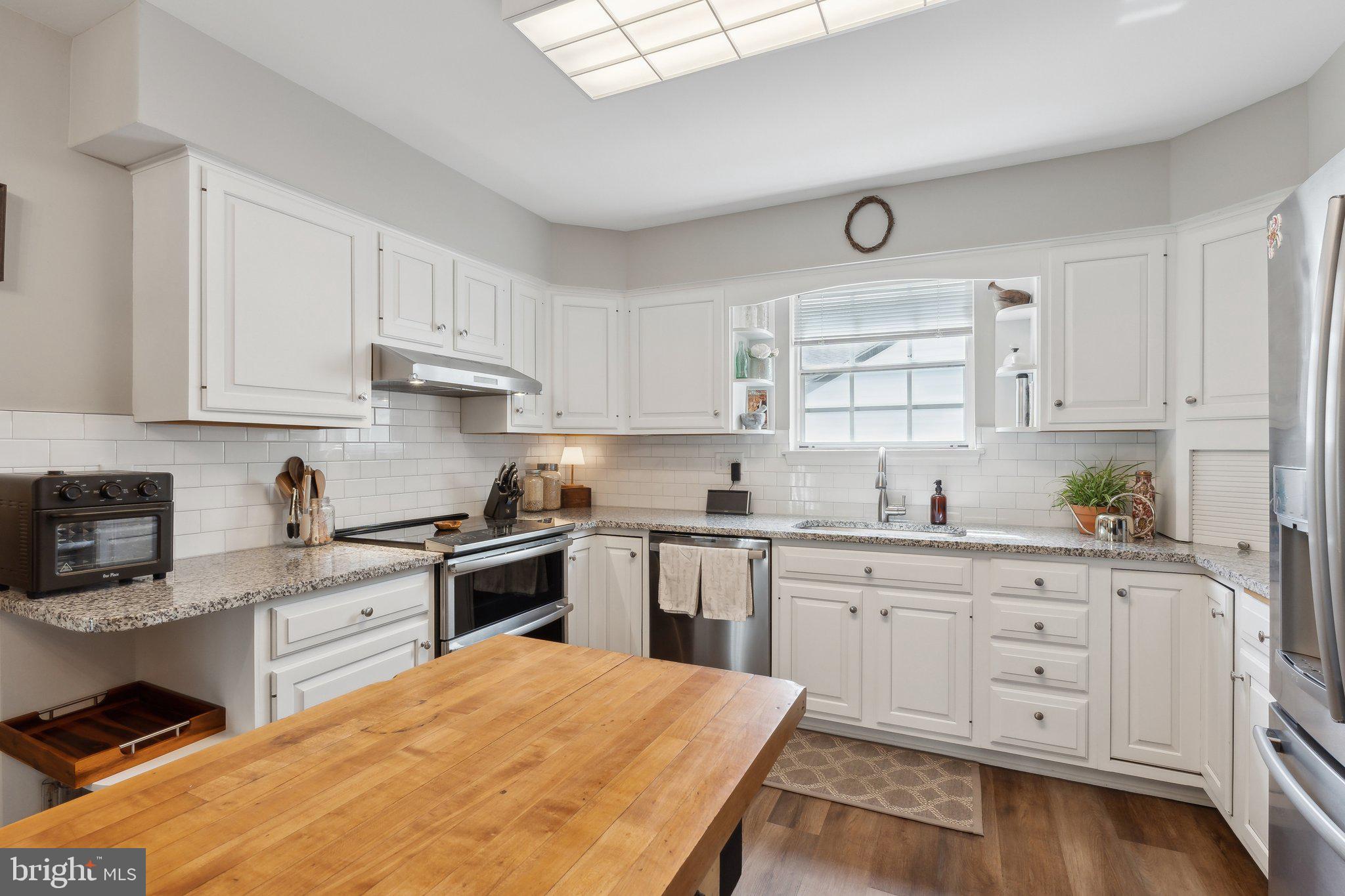 COLLEGE MANOR - Residential