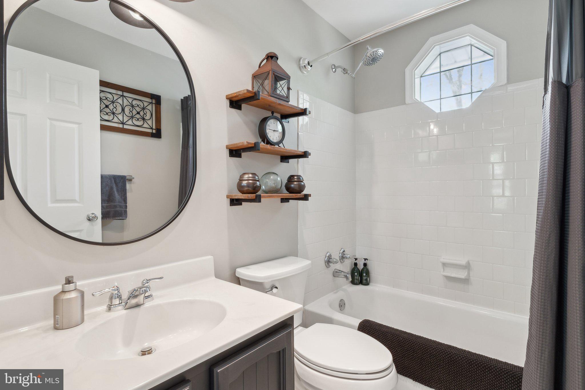 COLLEGE MANOR - Residential