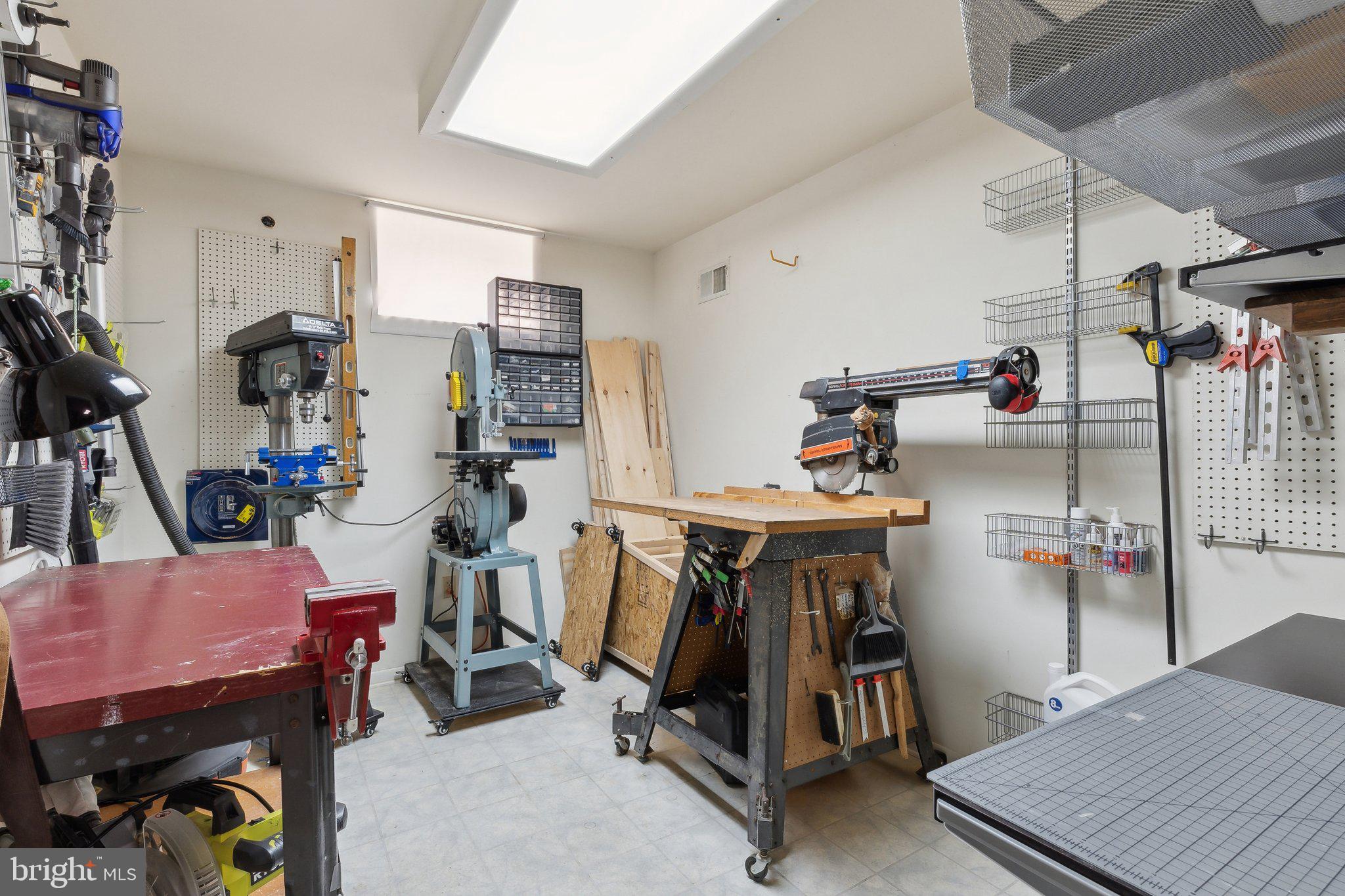 COLLEGE MANOR - Residential