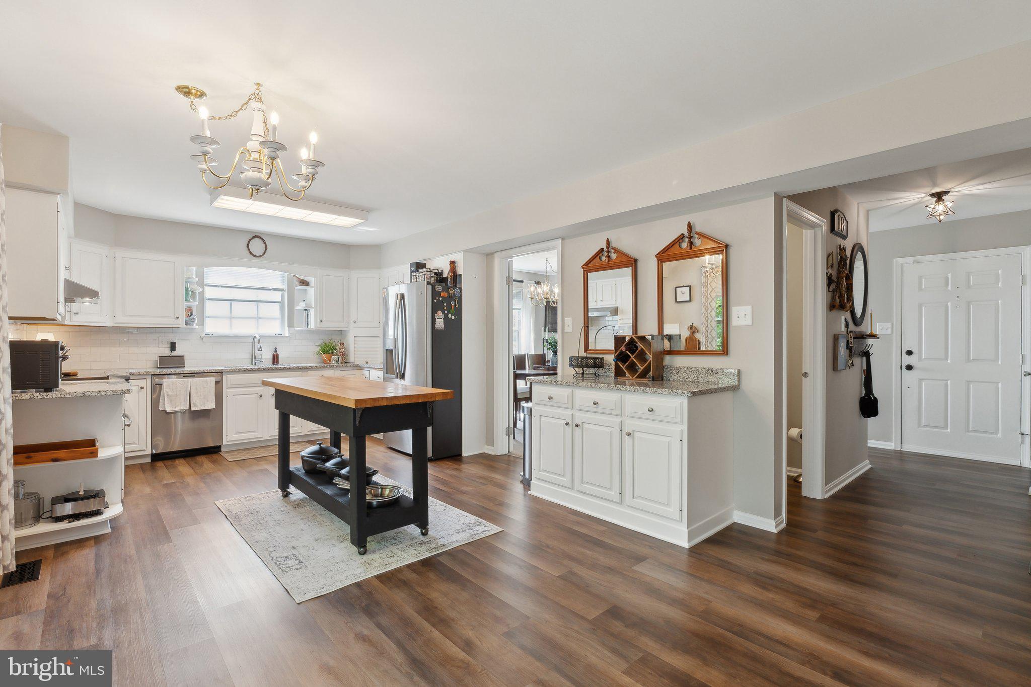 COLLEGE MANOR - Residential