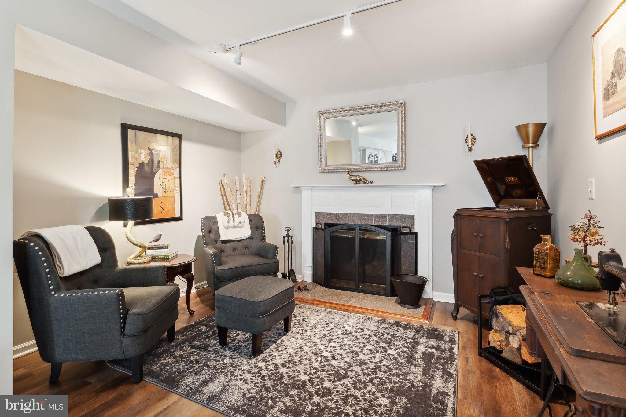 COLLEGE MANOR - Residential