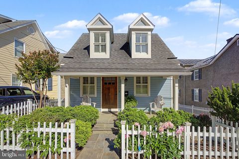 Photo of 4 Ayr Street SW, LEESBURG, VA 20175 (MLS # VALO2125330)