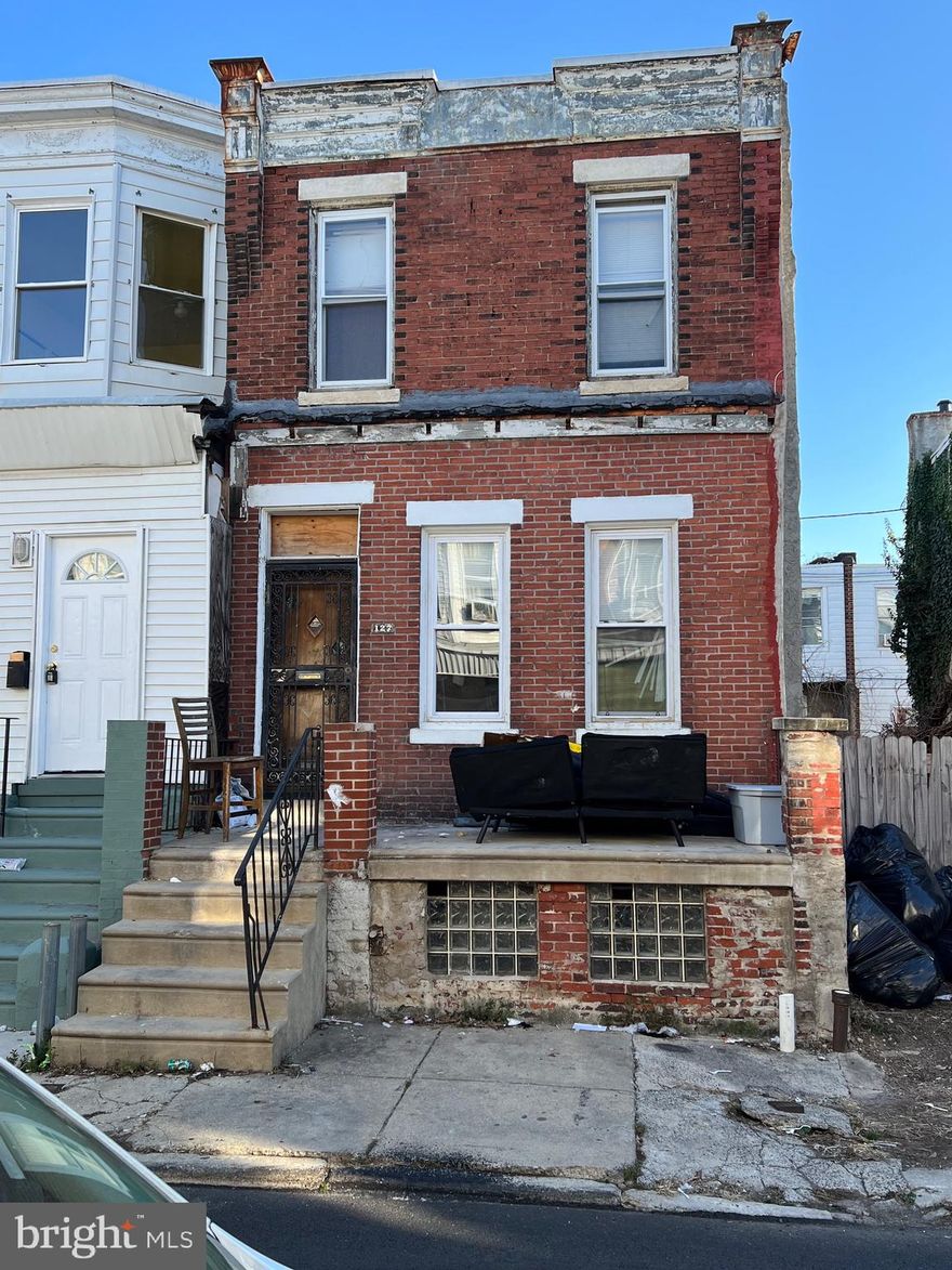 Back Active - Explore the potential of 127 N Salford St, Philadelphia, PA 19139! This unique home, currently configured as a duplex without legal zoning, awaits a discerning investor's touch. Prime location, dual rental potential, and a blank canvas for renovation. Your chance to turn this property into a lucrative investment.