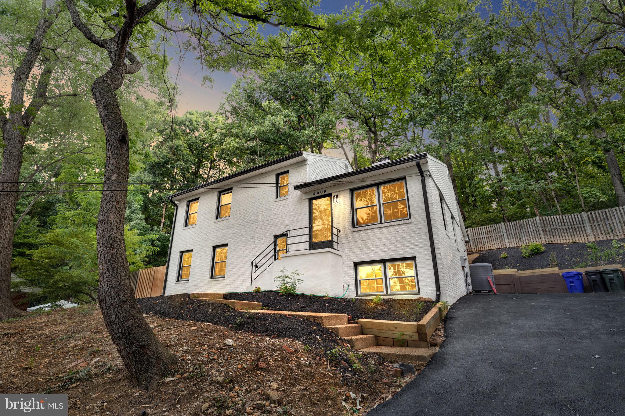 ✨ **Set atop a hill on a quiet cul-de-sac, this beautifully remodeled 5-bedroom home is move-in ready!** ✨
Inside, you’ll find stunning upgraded flooring throughout and a fully renovated kitchen featuring stainless steel appliances, upgraded quartz countertops, and ample table space for casual dining. The home also offers a spacious living room and dedicated dining area—perfect for hosting family and friends.
Enjoy an ideal **dream commute** to Washington, D.C., the Pentagon, and Old Town Alexandria, with convenient access to shopping, dining, and everyday amenities just minutes away.