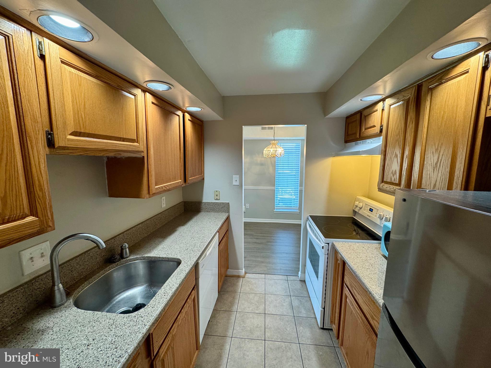 SUMMERTREE CONDO APTS - Residential Lease