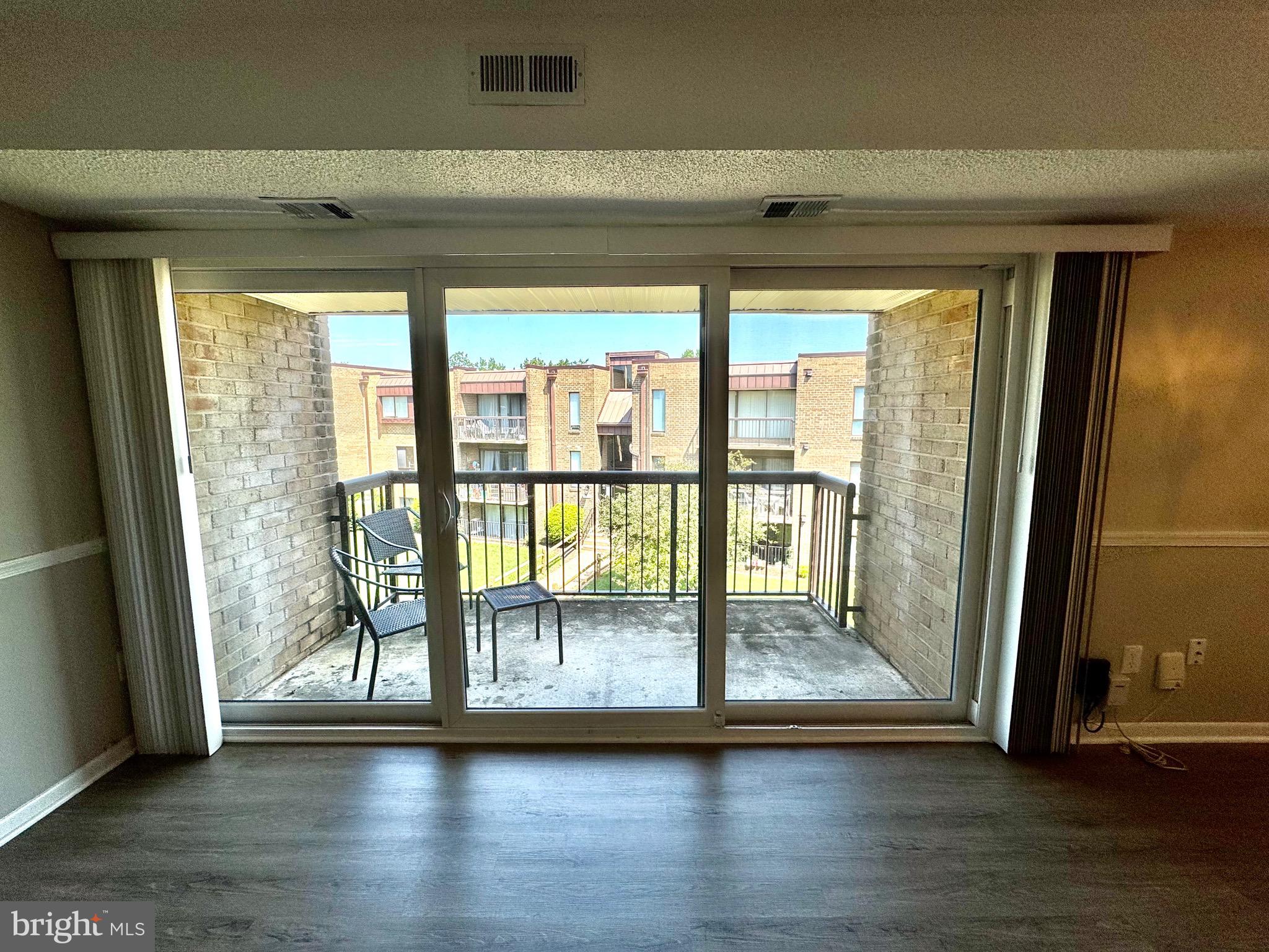 SUMMERTREE CONDO APTS - Residential Lease