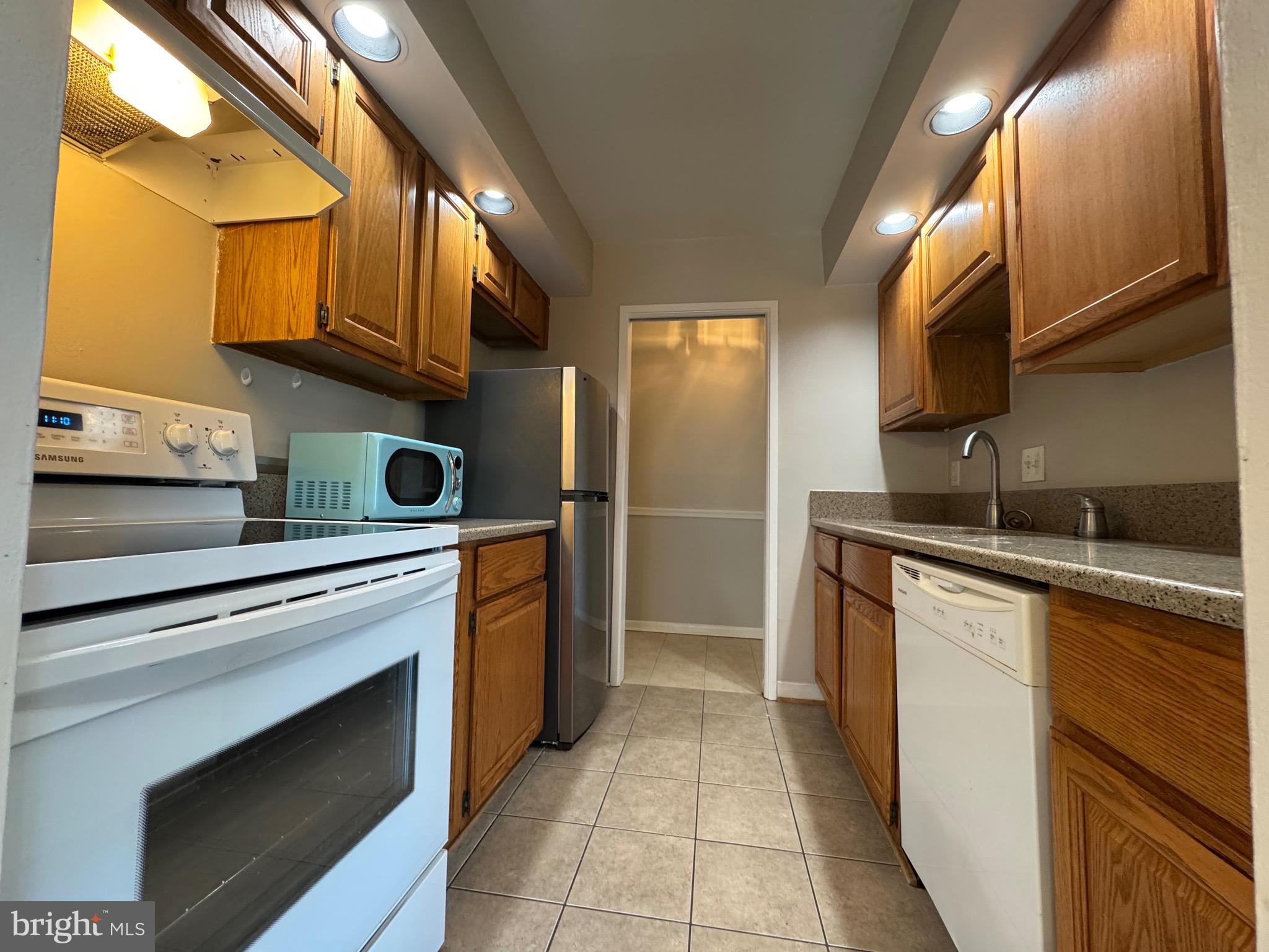 SUMMERTREE CONDO APTS - Residential Lease