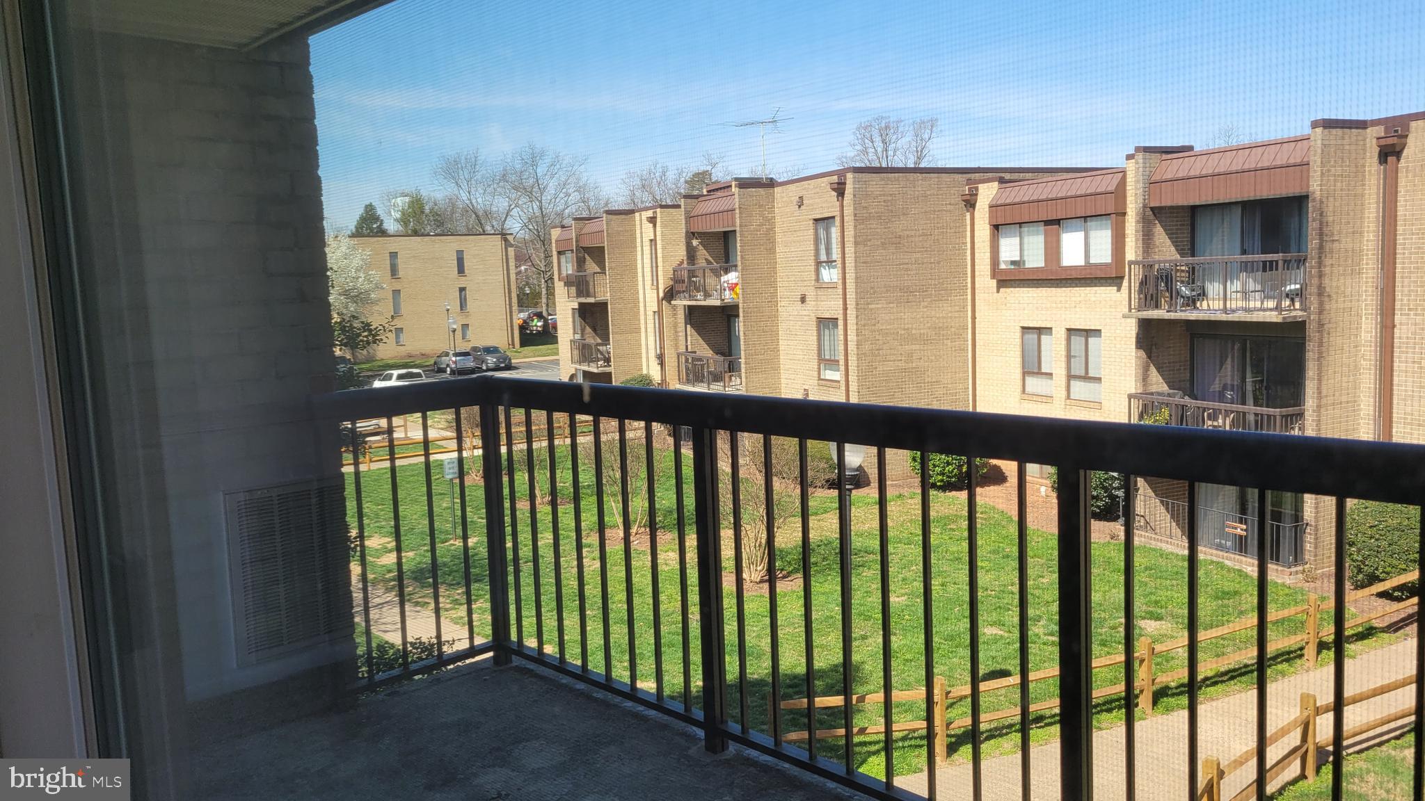 SUMMERTREE CONDO APTS - Residential Lease