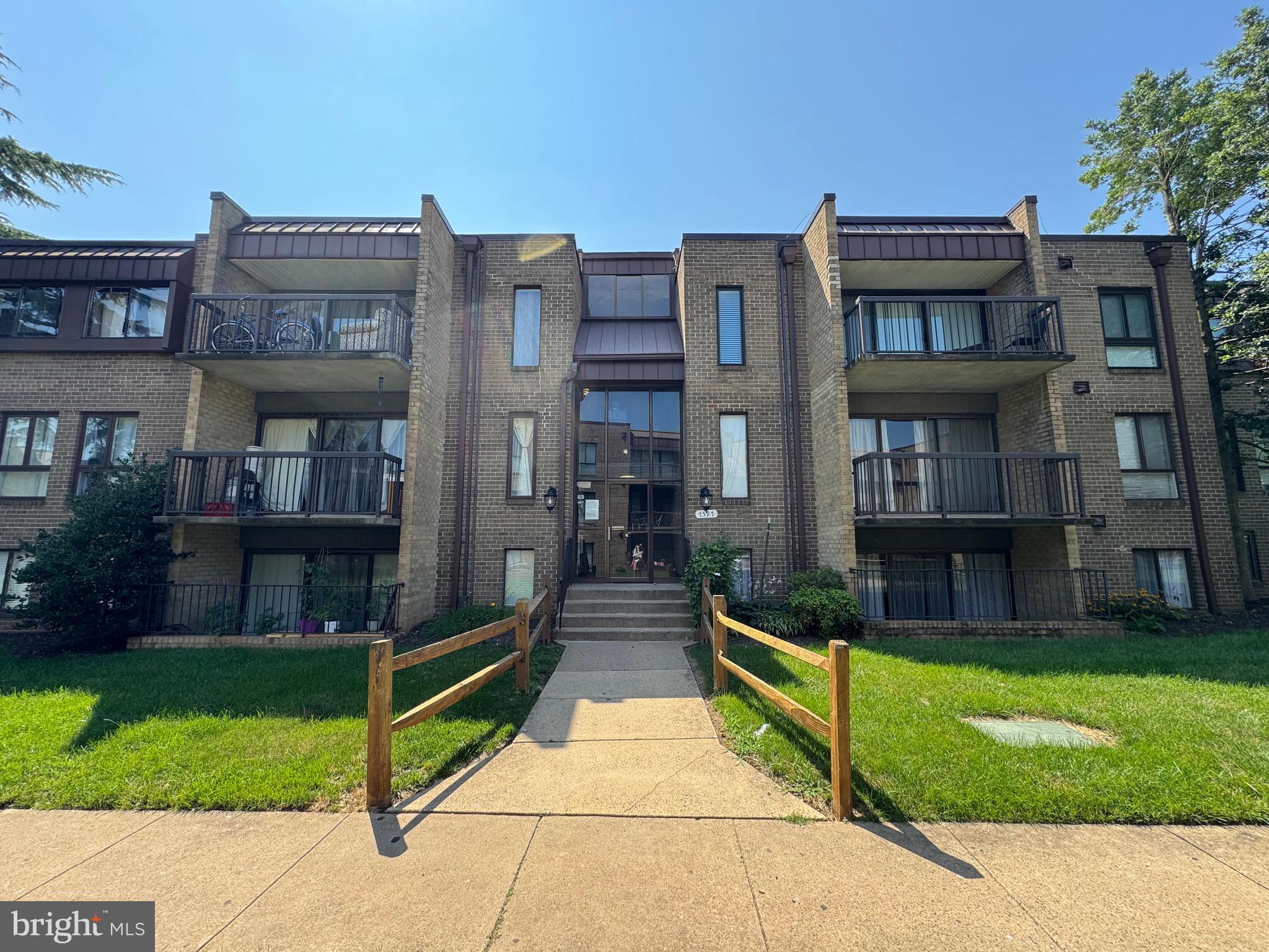 SUMMERTREE CONDO APTS - Residential Lease