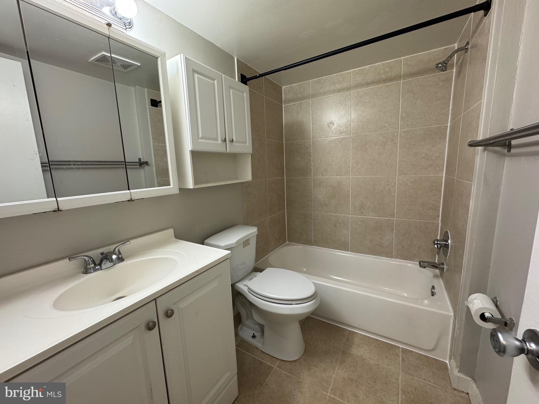 SUMMERTREE CONDO APTS - Residential Lease