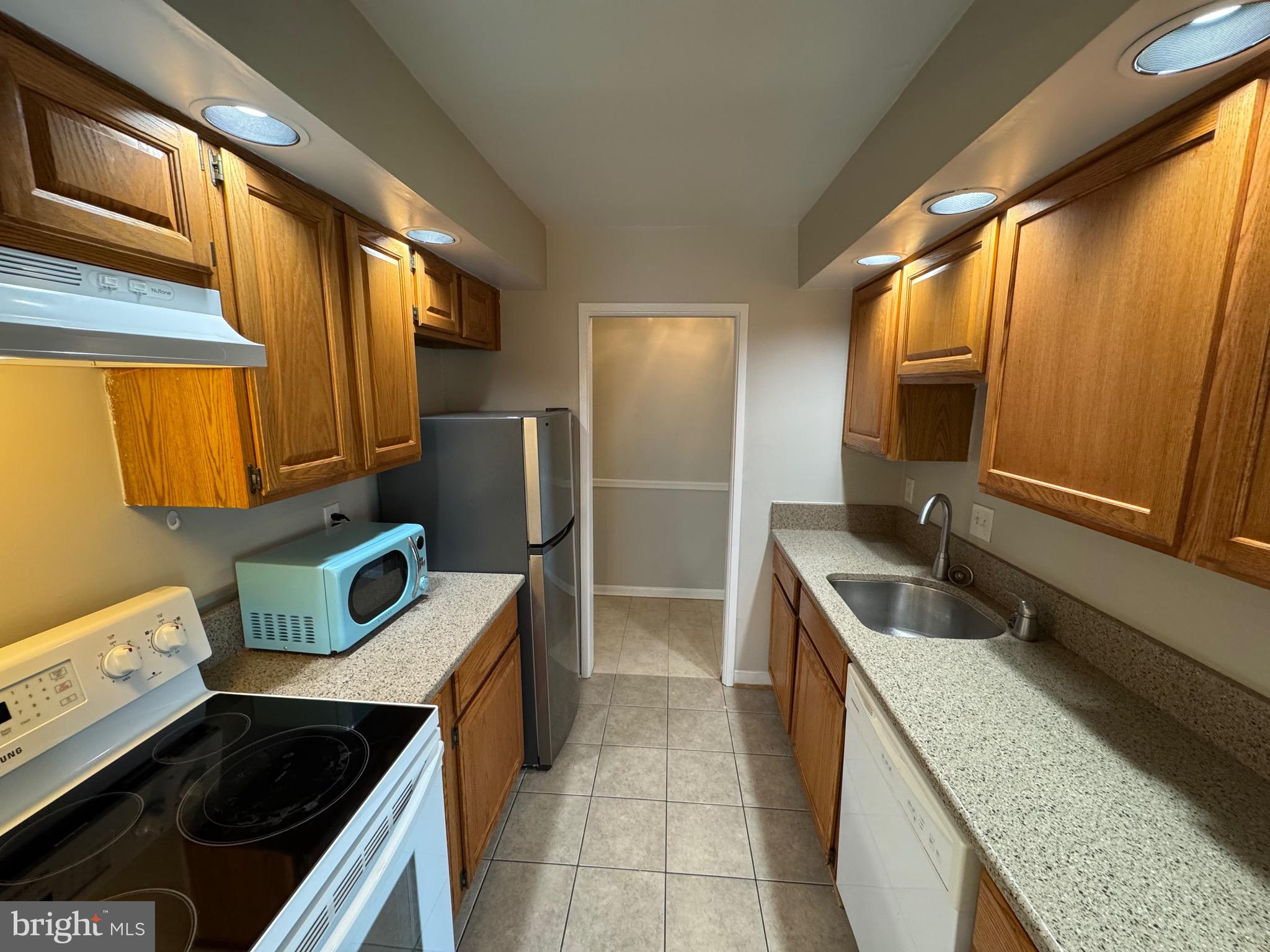 SUMMERTREE CONDO APTS - Residential Lease