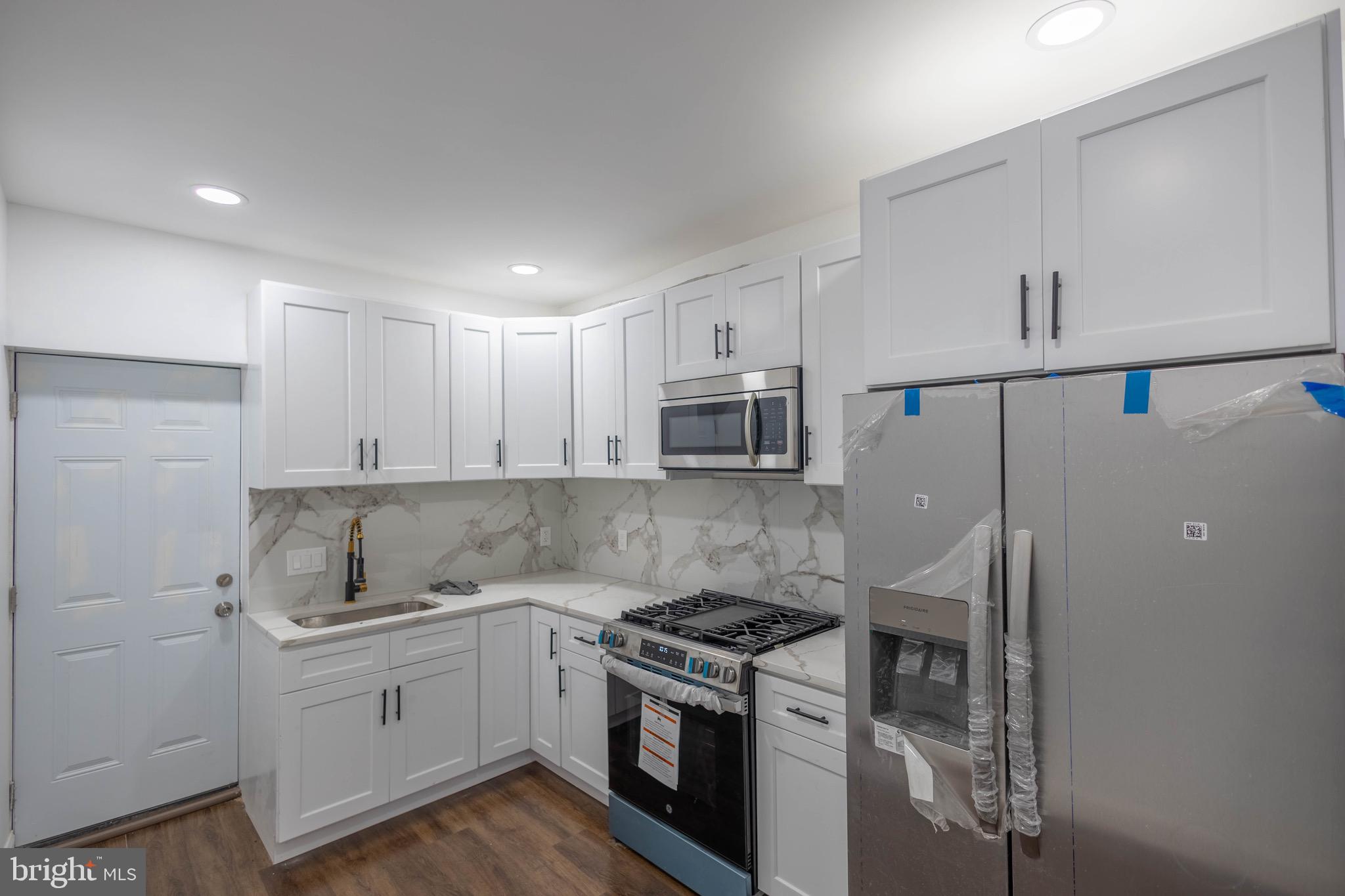 ELLWOOD PARK - Residential Lease