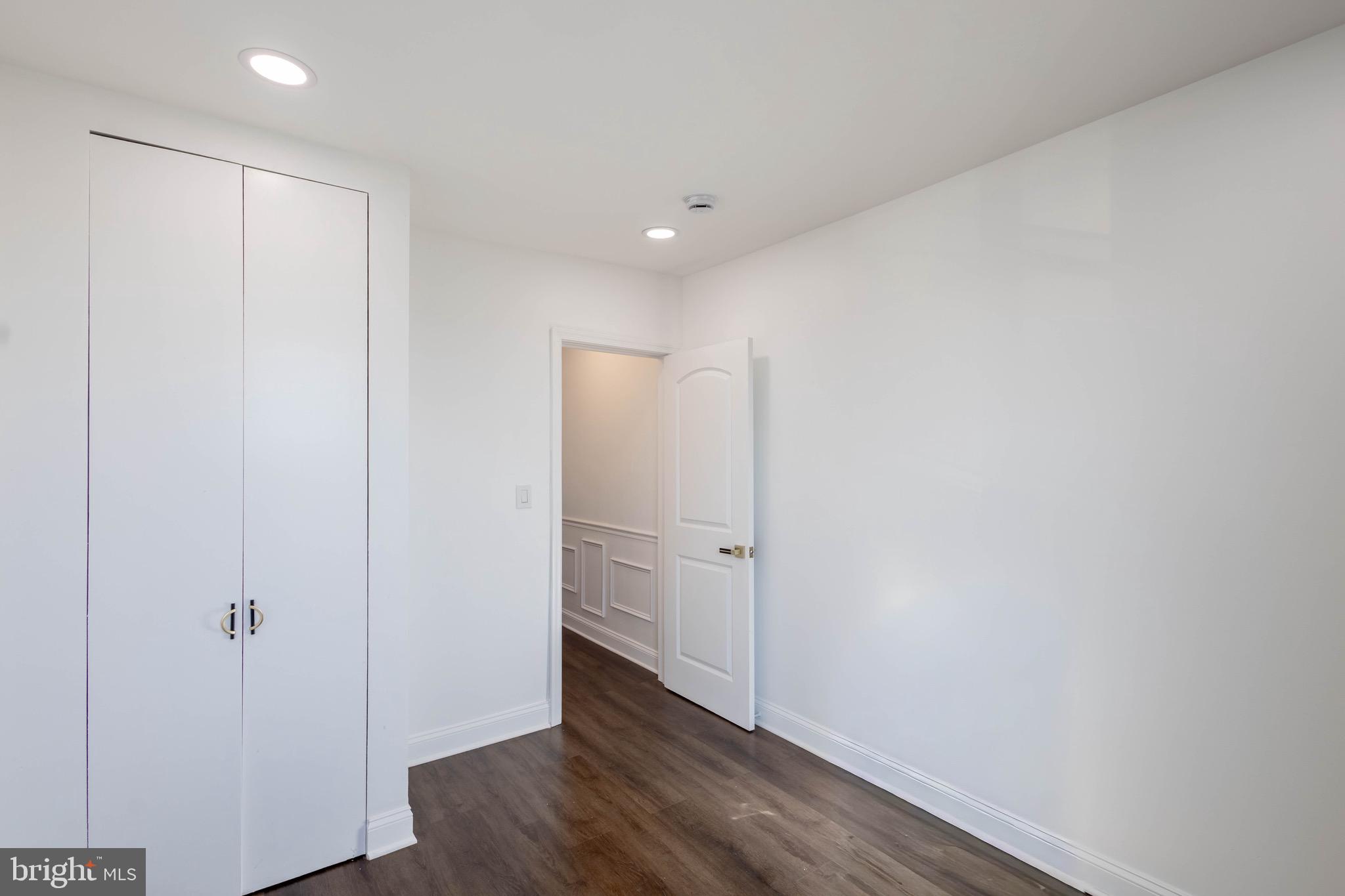 ELLWOOD PARK - Residential Lease