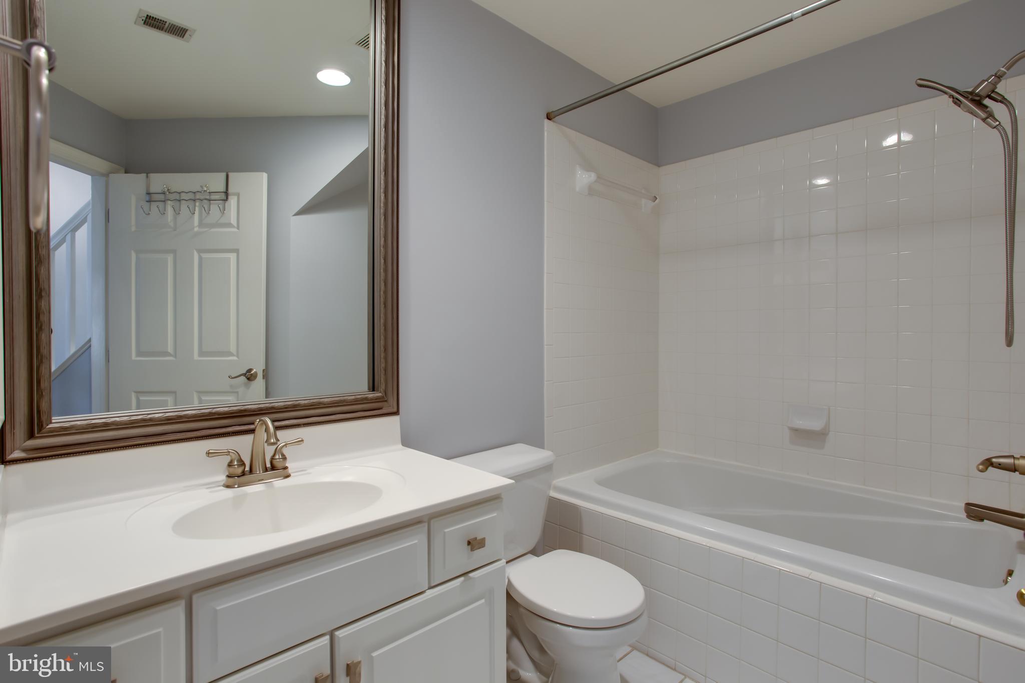 COURTHOUSE HILL - Residential Lease