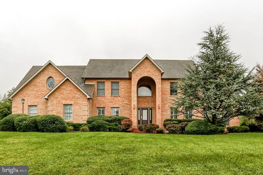 This home is a beauty! 4Bed. 3.5bath. Large windows throughout bring in natural light. Excellent layout for entertaining. Large, open KIT , granite countertops. Huge game rm for family fun nights. Over 5,100 sqft of living space. 3.55 acres on level lot on end of cul-de-sac. New geothermal system. Heated inground pool w/ solar cover and other accessories. Master suite w/ gorgeous full bath & jetted tub. Elegant landscaping. Brick quoin corners & grapevine joints. Gorgeous views of HMC from front porch!