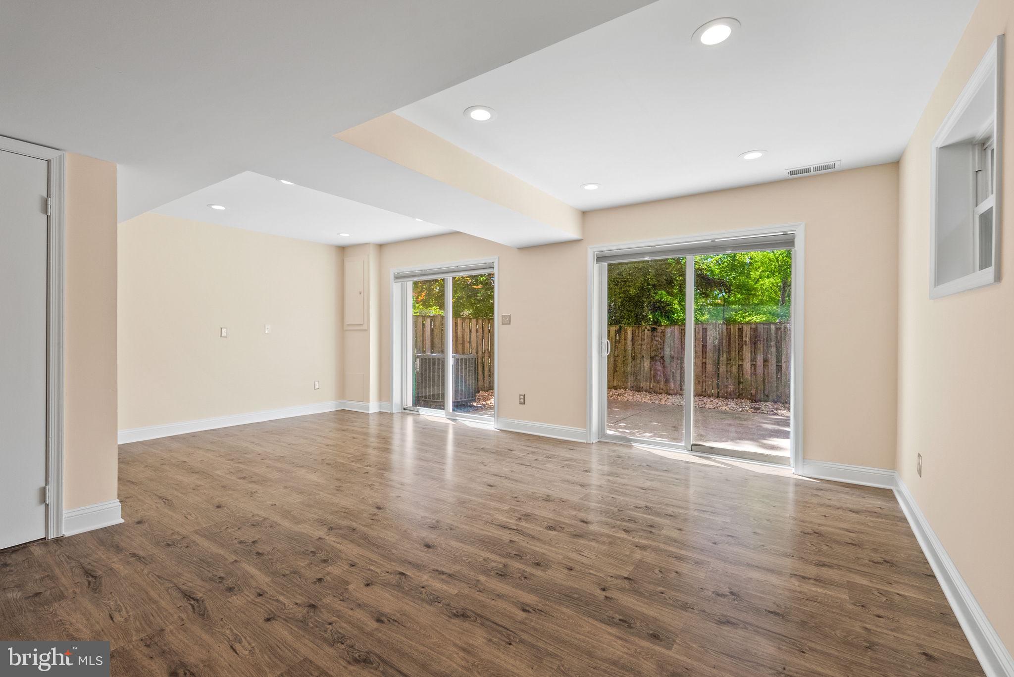 STRATHMEADE SQUARE - Residential