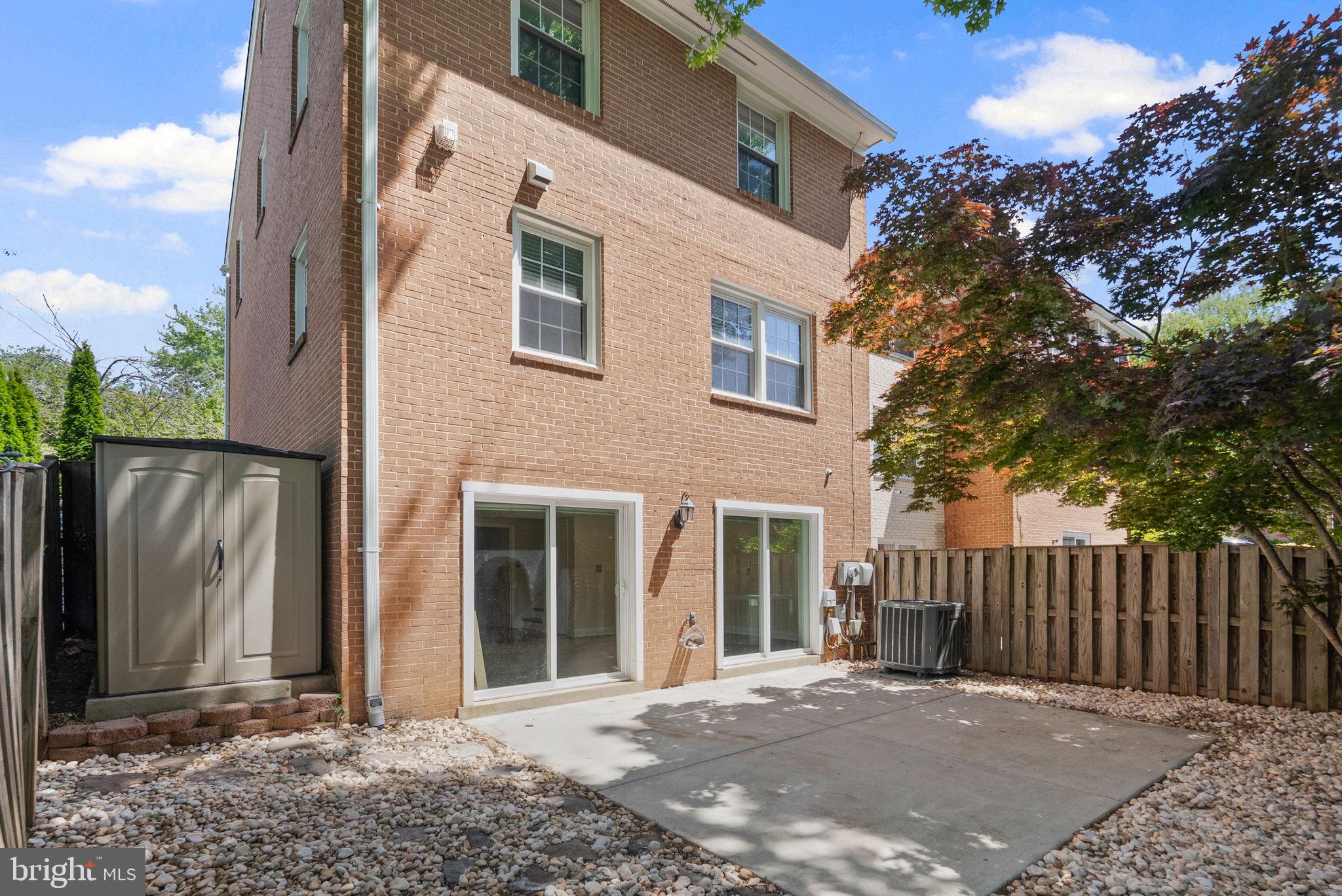 STRATHMEADE SQUARE - Residential