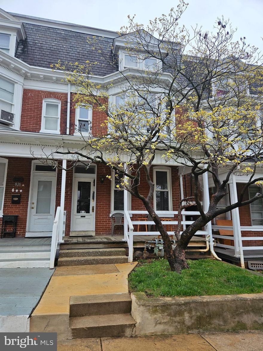 Professionally managed 2 unit on the west side of York. Seperate utilities with tenants paying gas and electric. Property shows around  an 8% return with updated systems. This investment is ready to be added to your portfolio, Or start your investment career.  This 2 family home would make a great owner occupied unit as well. 838 W. Locust is also for sale and can be purchase together at a discount.