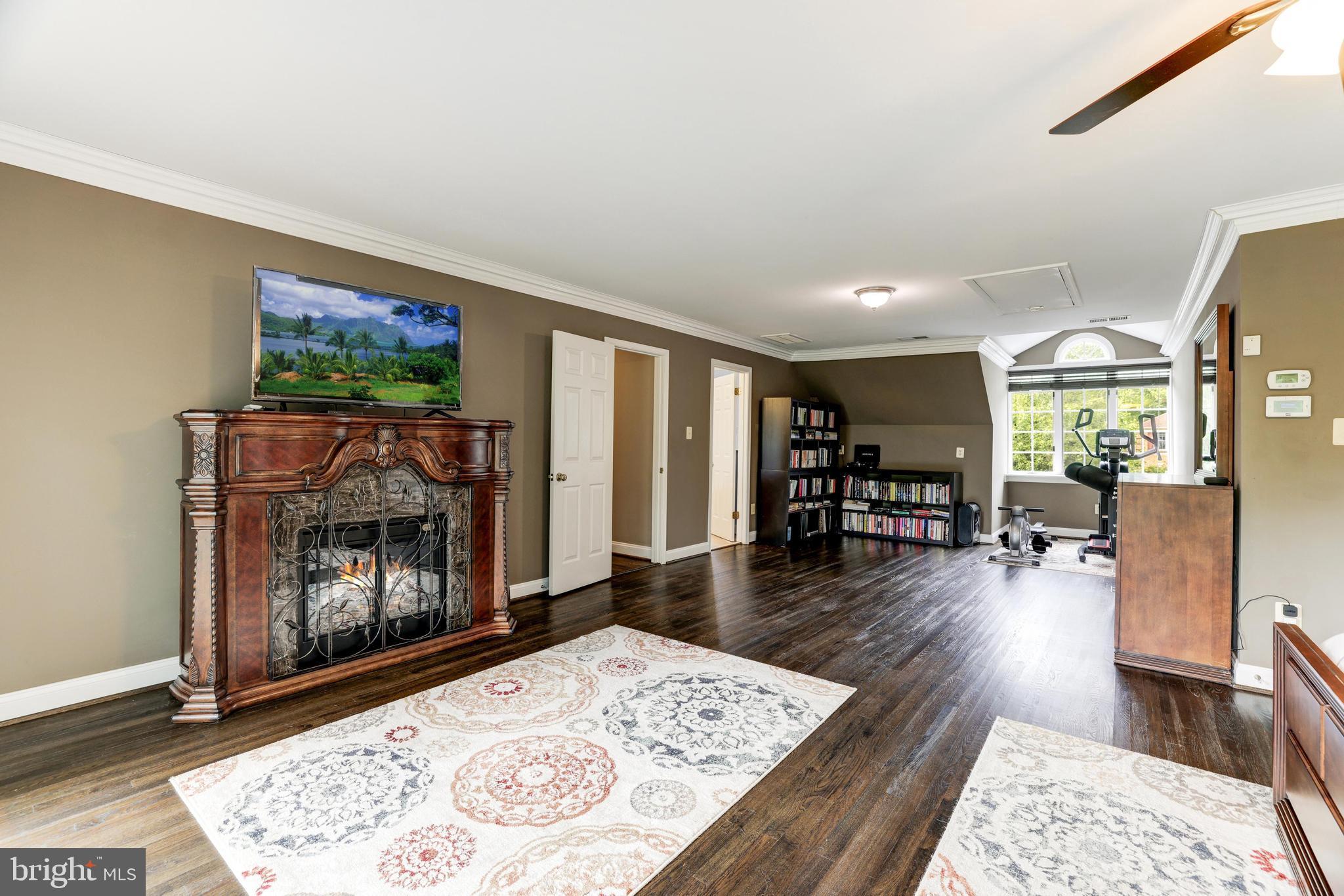 HOLLY KNOLL - Residential