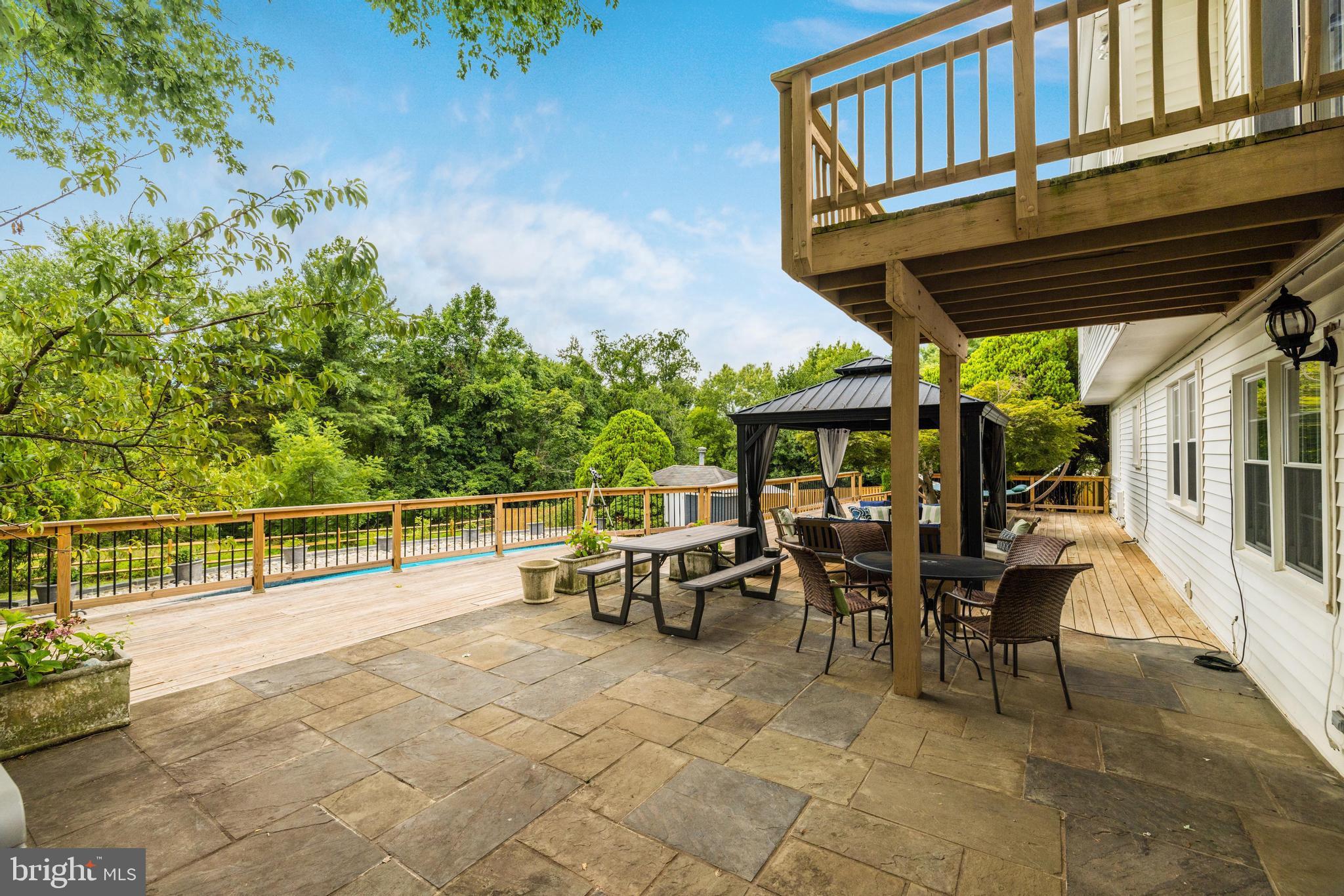 HOLLY KNOLL - Residential