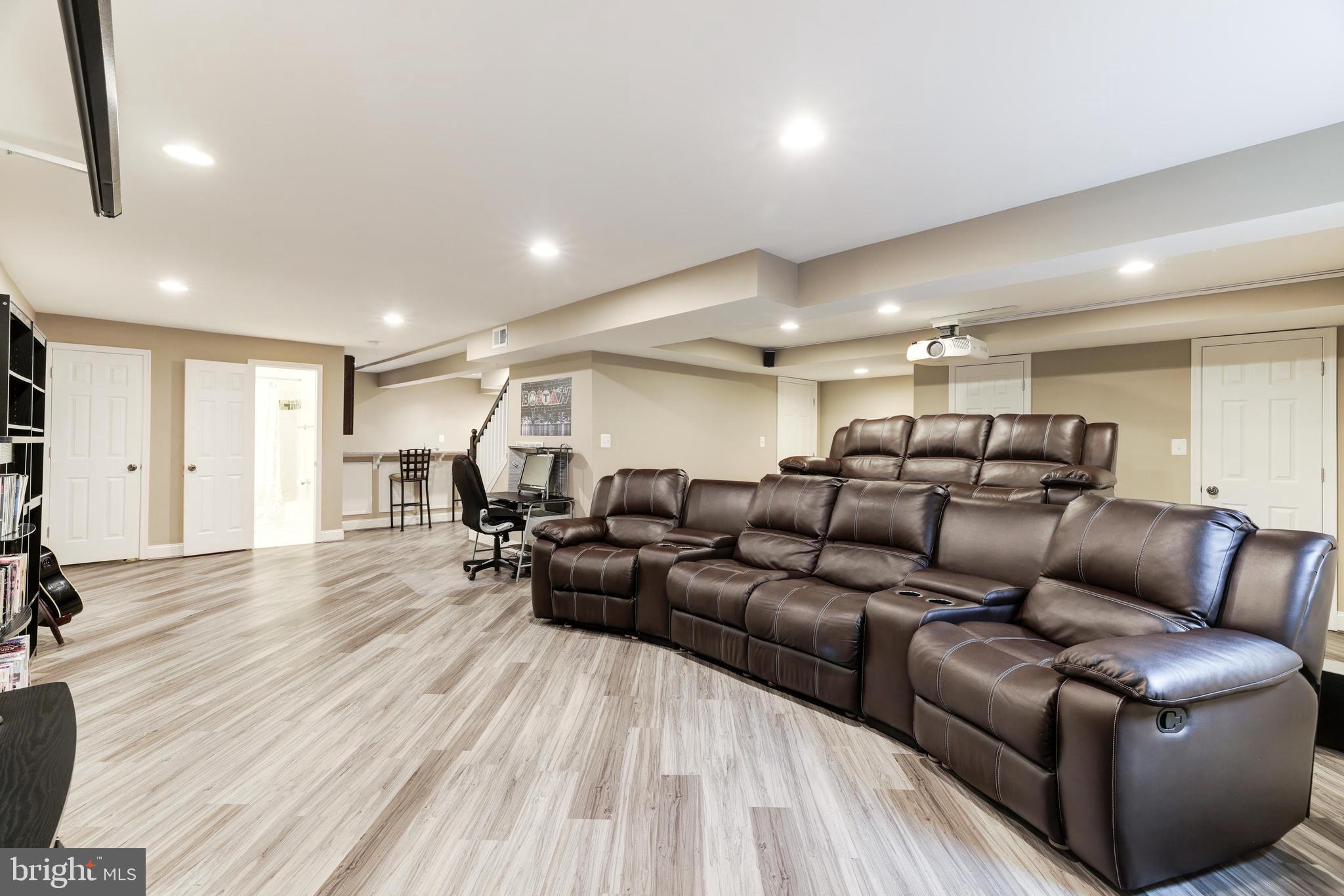 HOLLY KNOLL - Residential