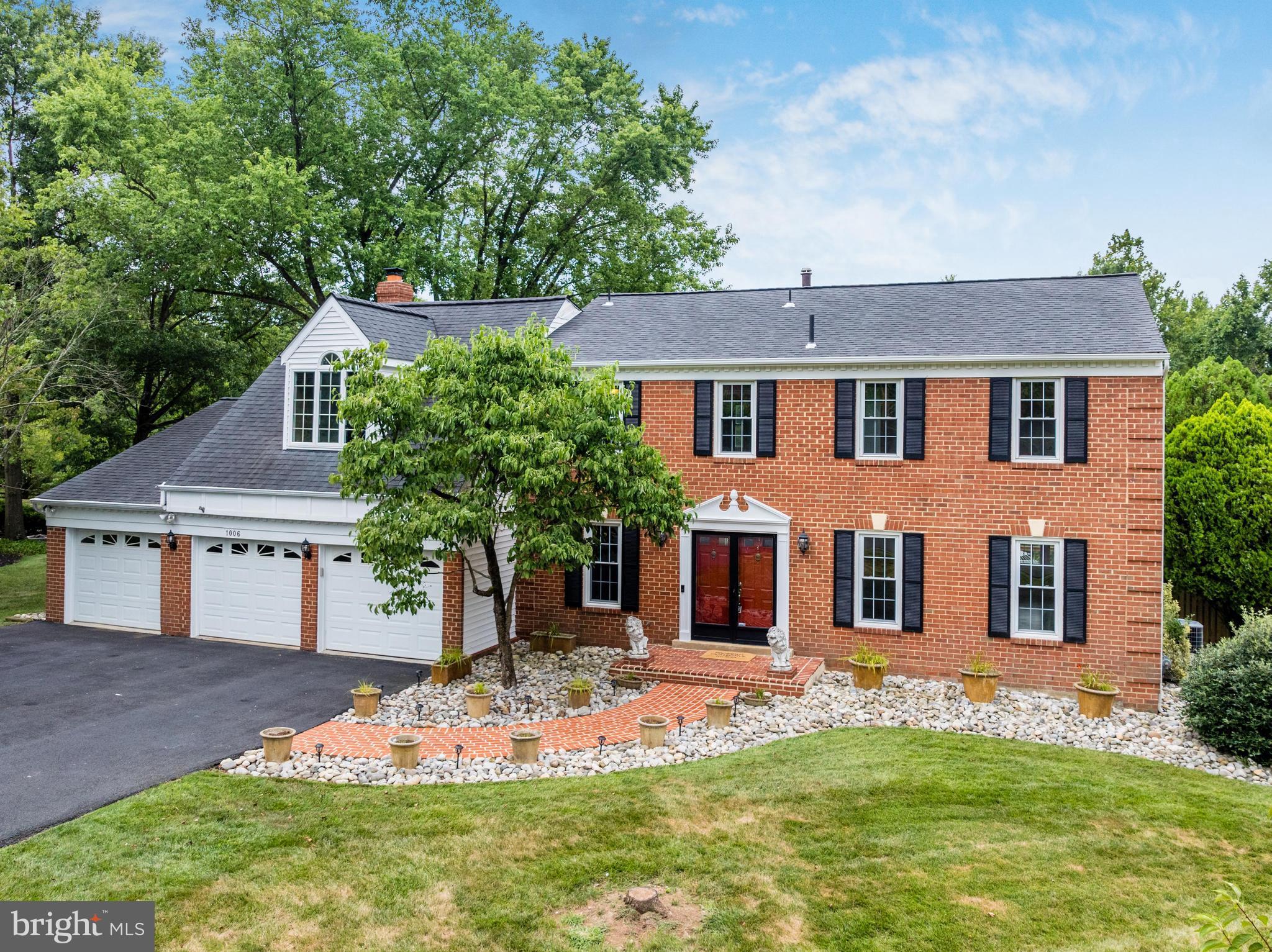 HOLLY KNOLL - Residential