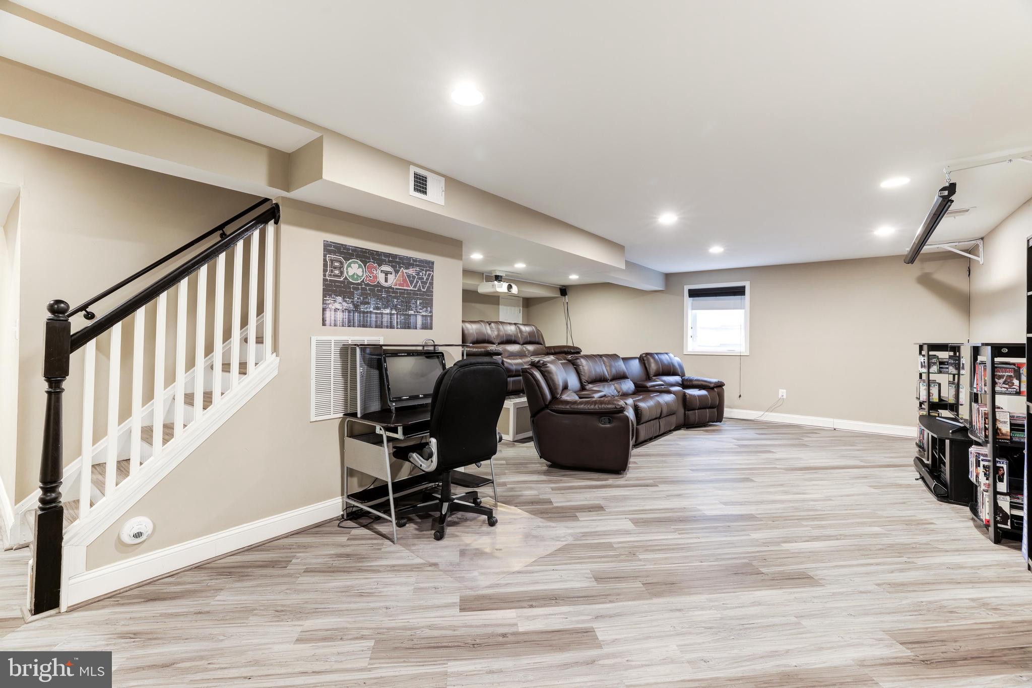 HOLLY KNOLL - Residential