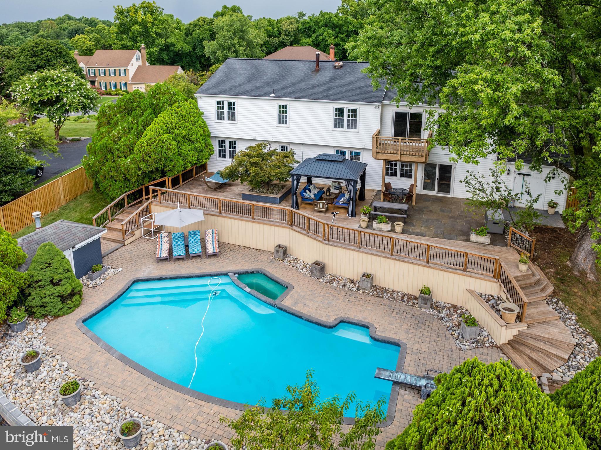 HOLLY KNOLL - Residential