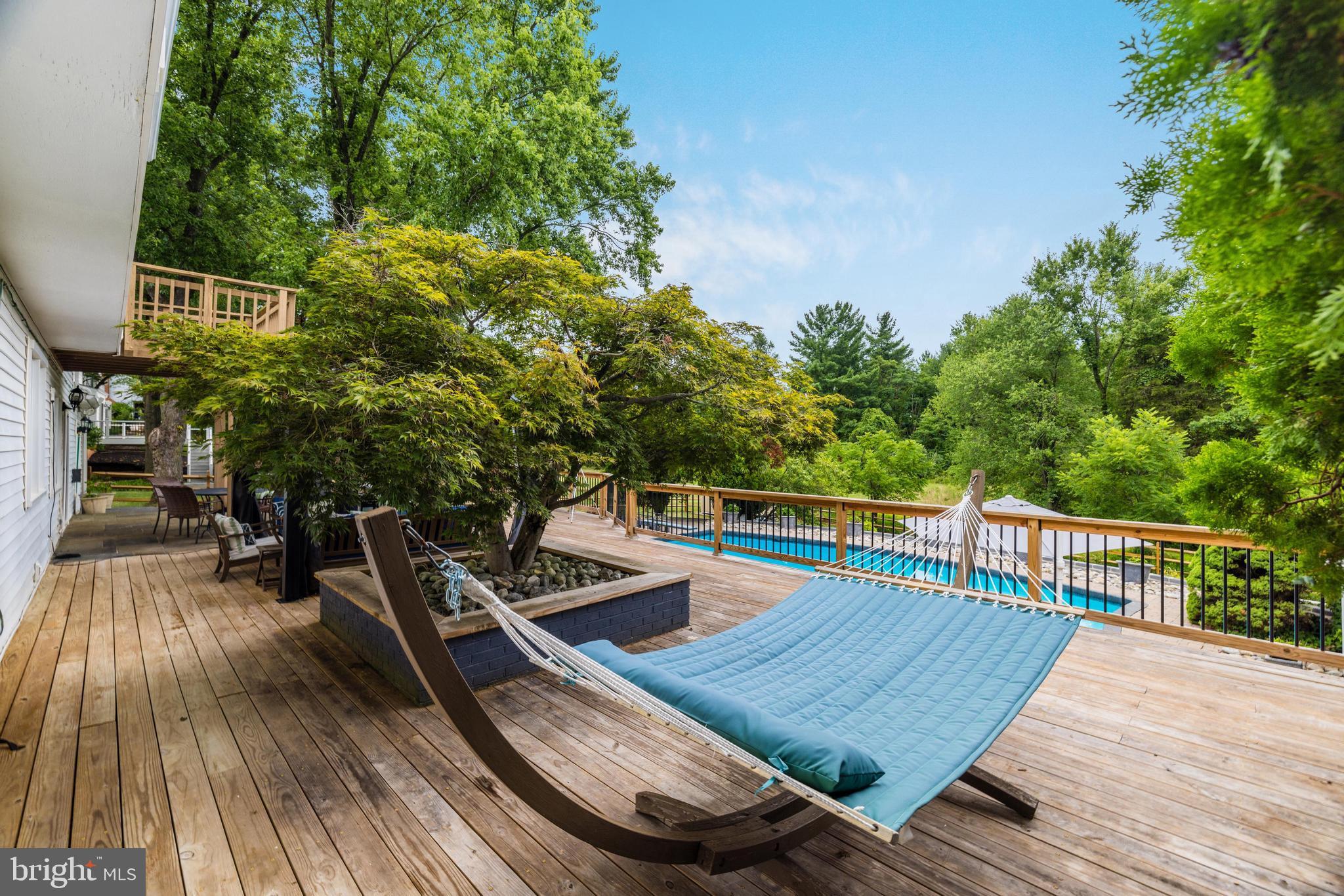 HOLLY KNOLL - Residential