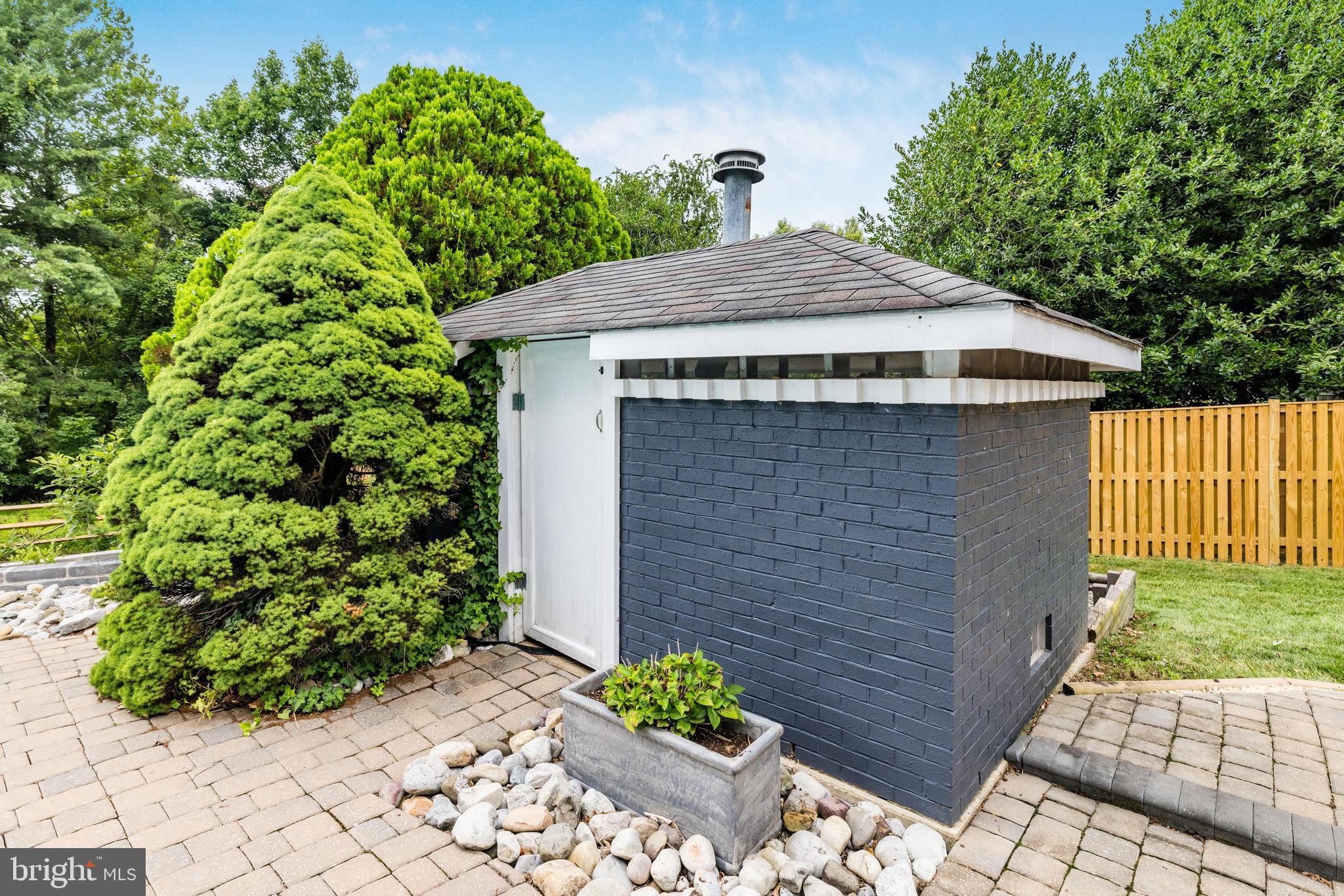 HOLLY KNOLL - Residential